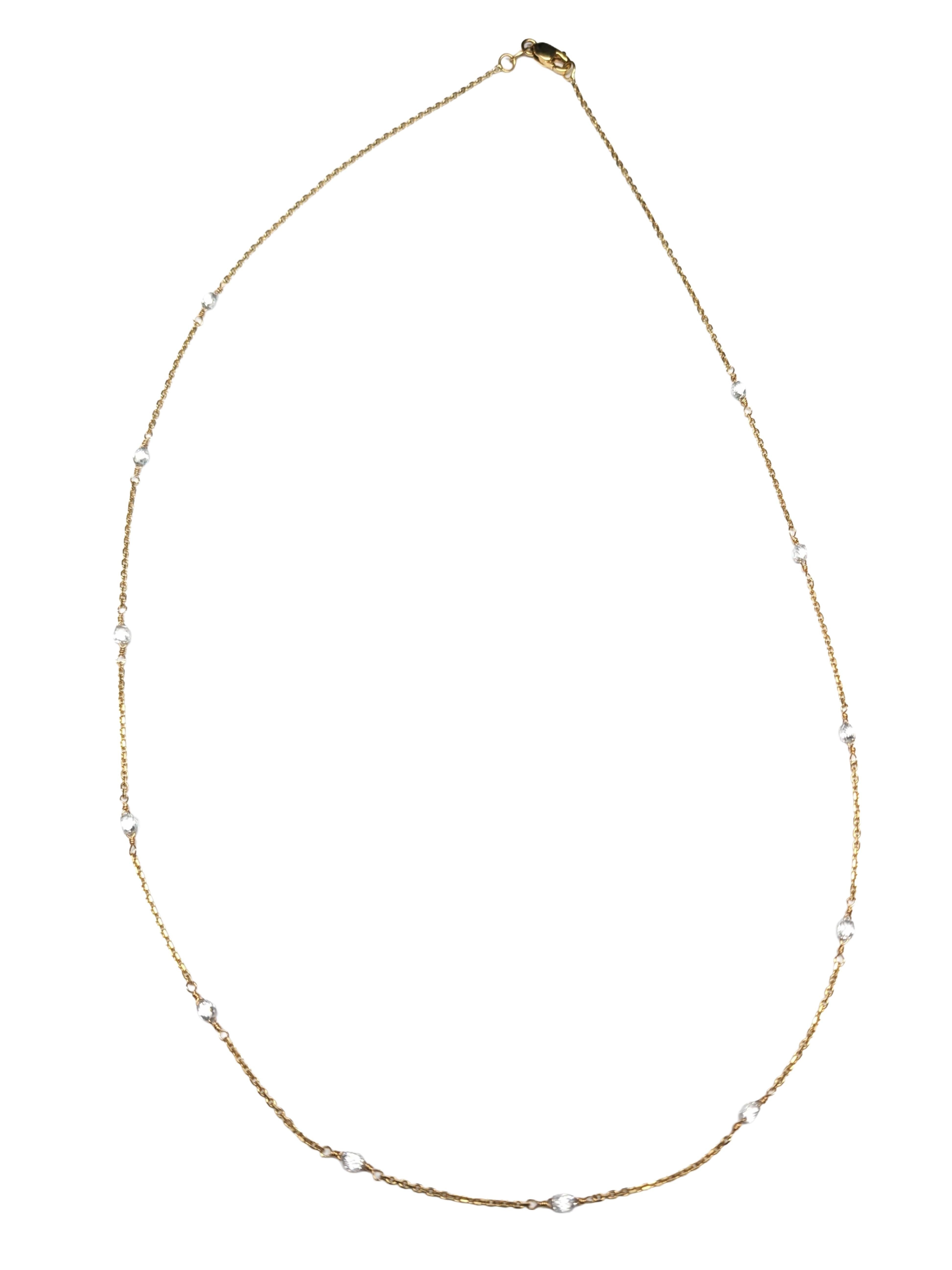 Diese elegante 18-Zoll-Halskette besteht aus einer zarten Kabelkette aus 18-karätigem Gelbgold, die mit facettierten weißen Diamantperlen verziert ist, von denen jede einen Hauch von raffiniertem Glanz versprüht. Die Diamanten sind gleichmäßig