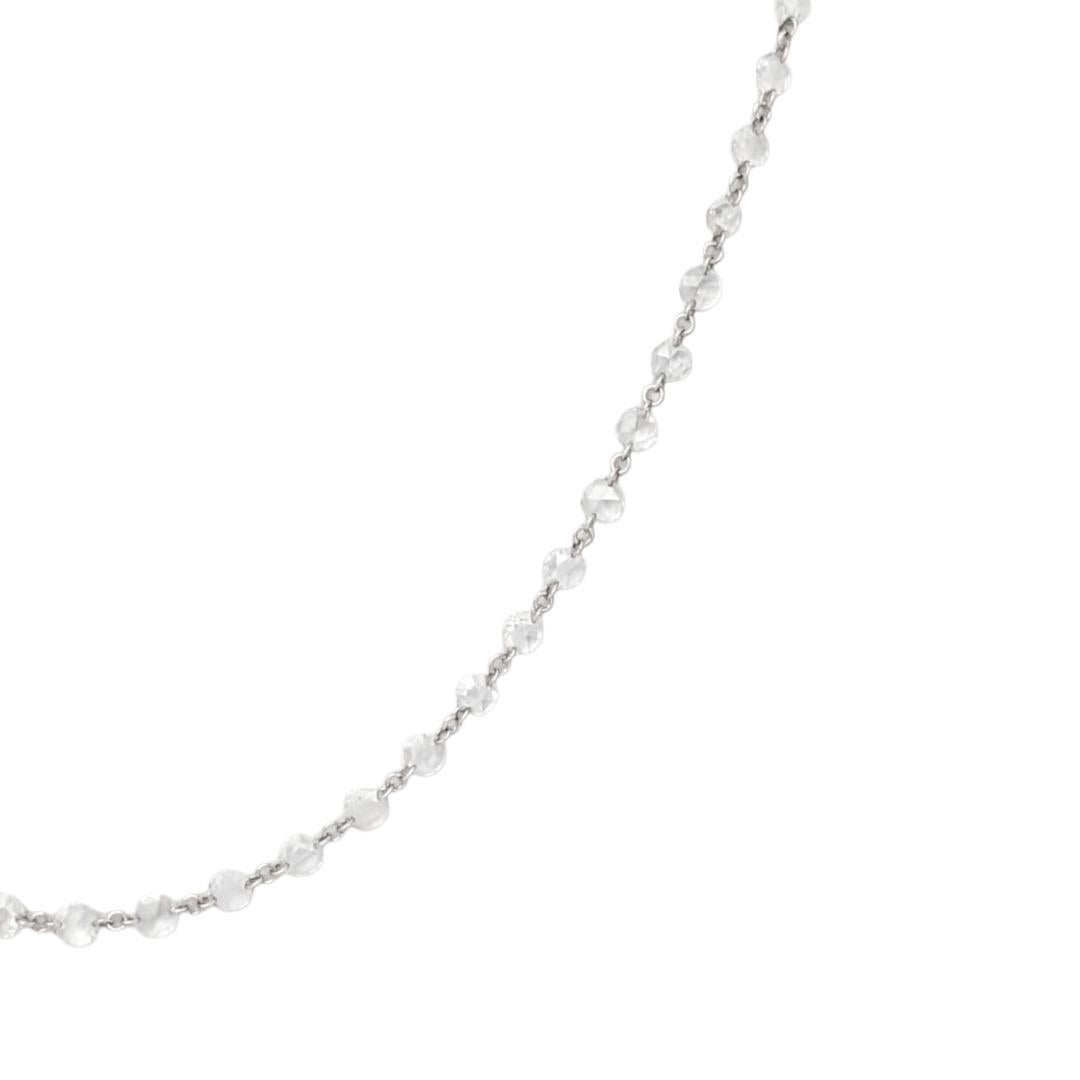 Un essentiel raffiné avec un éclat sans effort. Ce délicat collier en or blanc 18 carats présente des perles de diamants blancs facettés reliées entre elles et espacées gracieusement le long de la chaîne, créant un doux scintillement à chaque