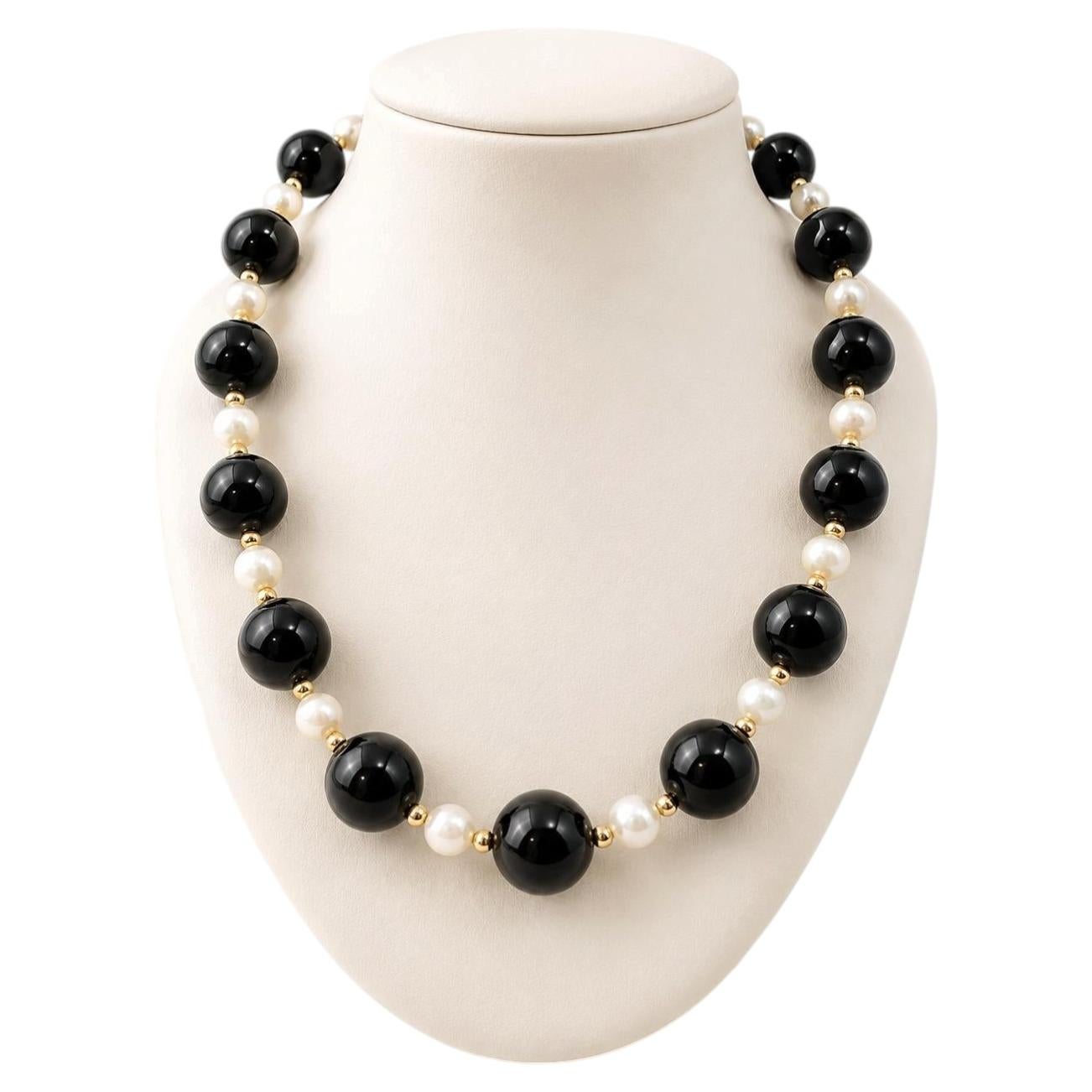 Collar de 18" con perlas y hileras de ónix negro, con separadores y cierre de oro amarillo de 14k