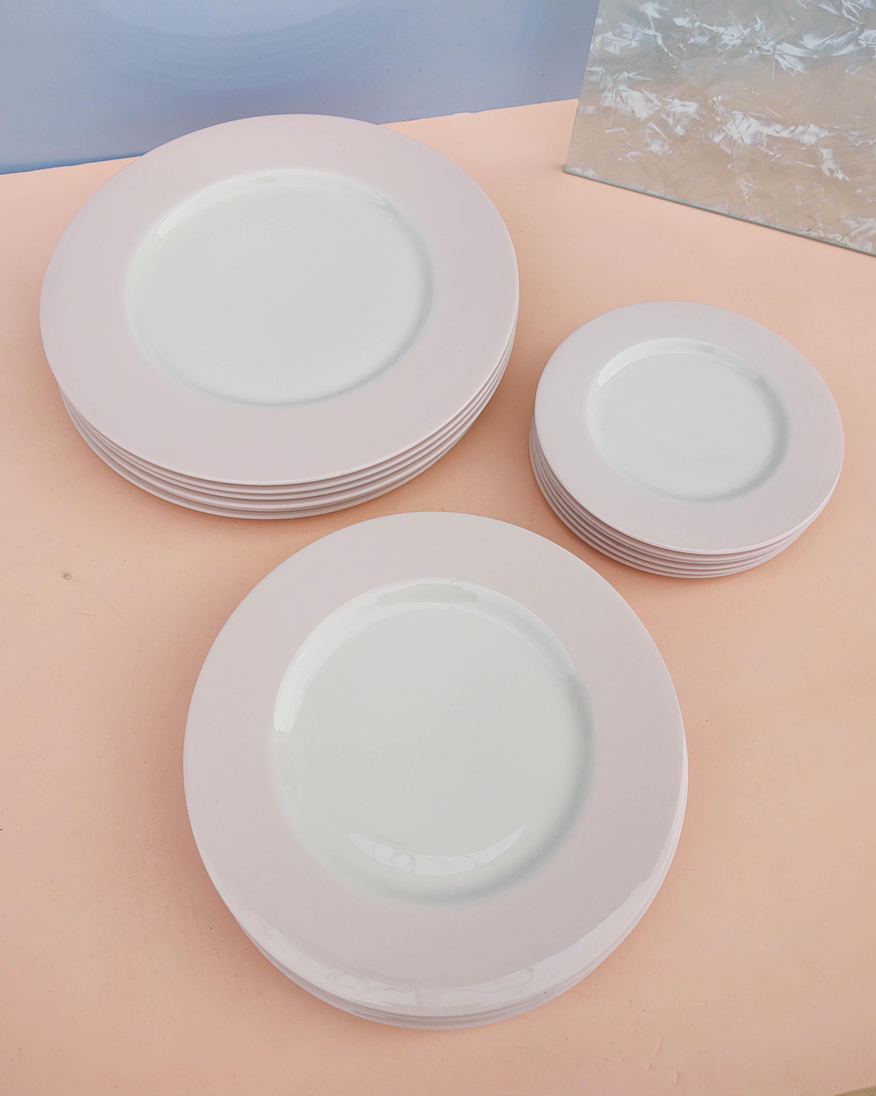 High quality porcelain dinnerware with soft pink border. Excellent vintage condition, some very light wear. Set for 6 (18 pieces), two settings available. No chips or cracks.

Measures: Dinner Plate
10.5