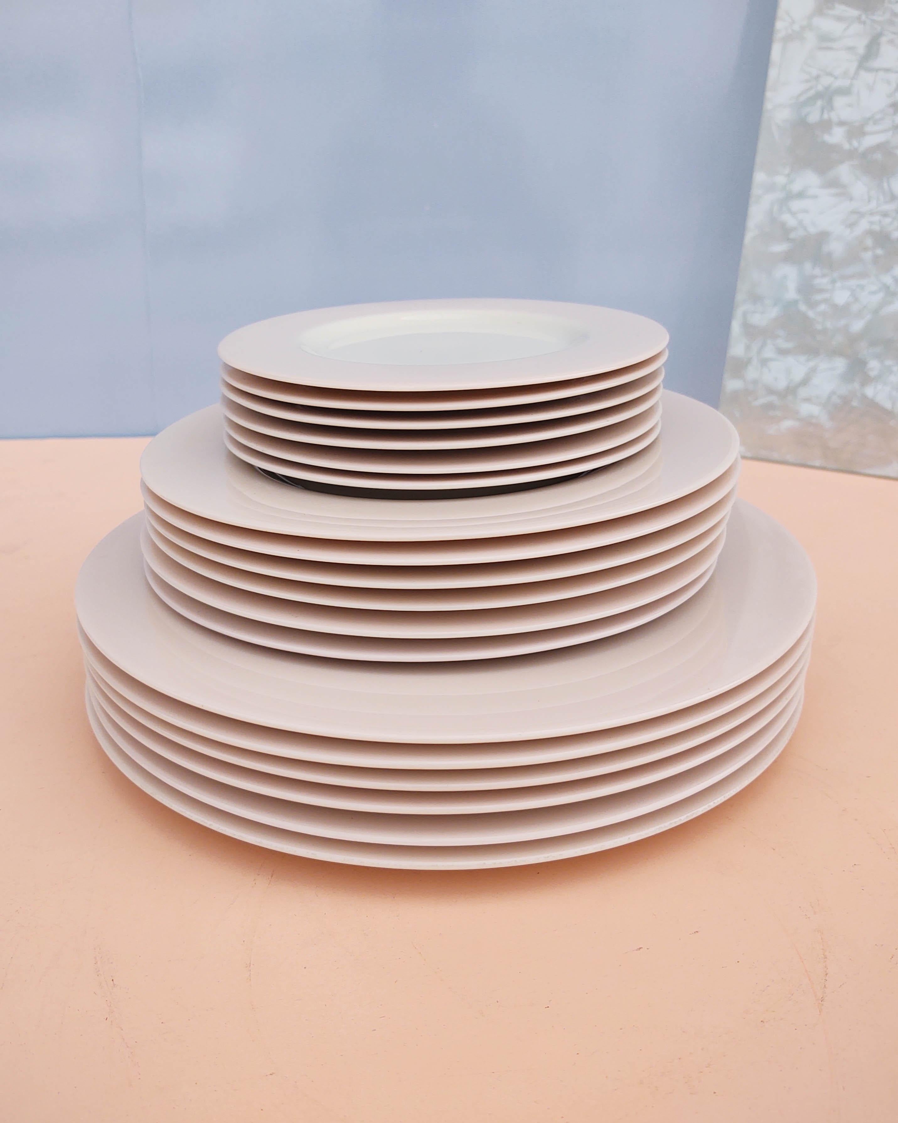 18 Piece Vintage Pink & White Porcelain Dinnerware Plates Set, Set for 6 In Good Condition In Hawthorne, CA