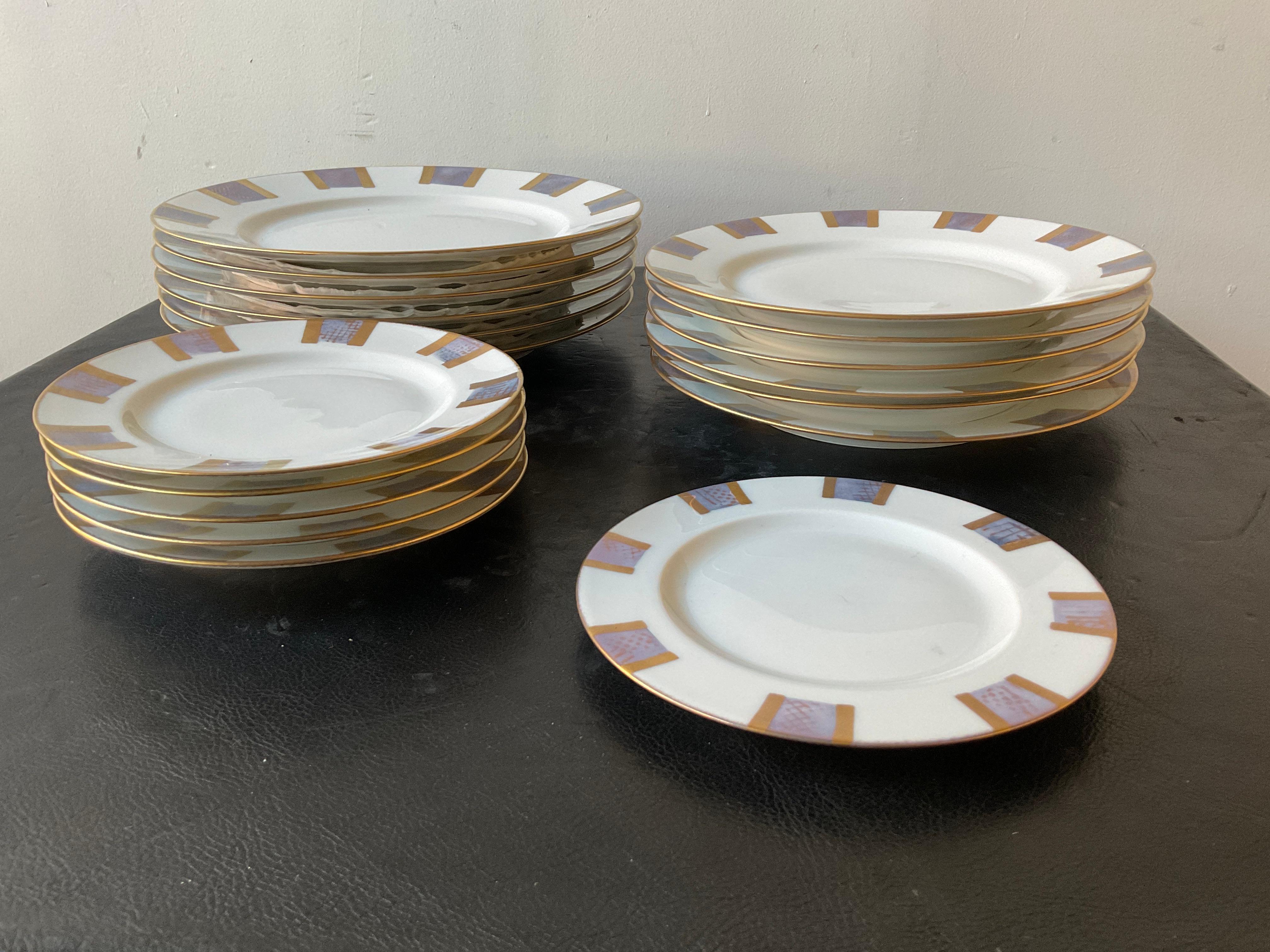 18 pieces of Puiforcat Grand Bleu dishes.
6 Dinner plates
5 lunch plates
1 Slightly smaller then a lunch plate
6 Dessert  plates