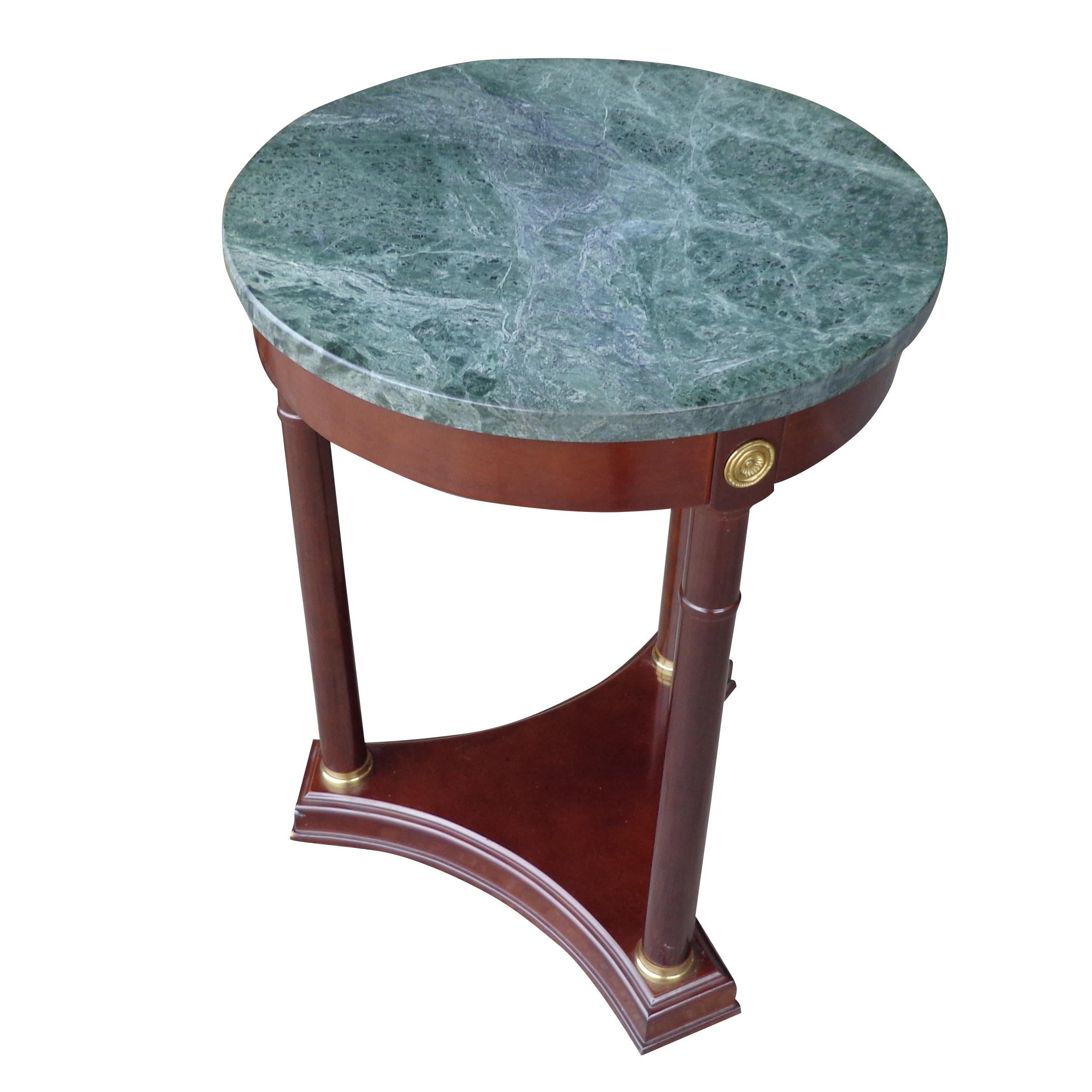 Nord-américain Table d'appoint à piédestal en marbre de style Régence en vente