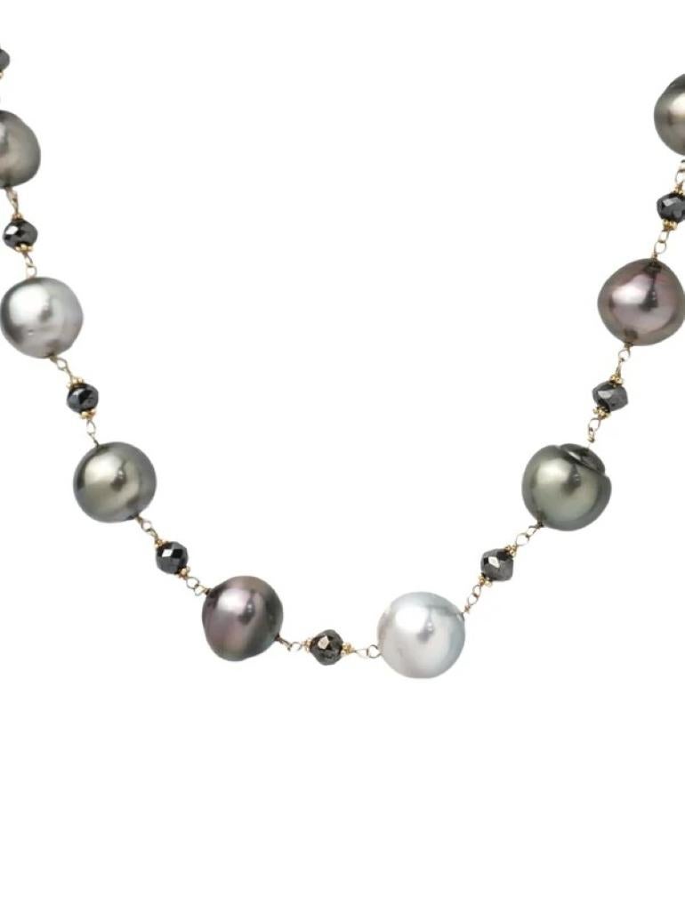 Un suggestivo gioco di luci e ombre. Questa collana presenta perle di Tahiti rotonde in varie tonalità di grigio argentato, ognuna selezionata per la sua lucentezza e tonalità. Le perle sono collegate a mano a  perline di diamanti neri sfaccettati