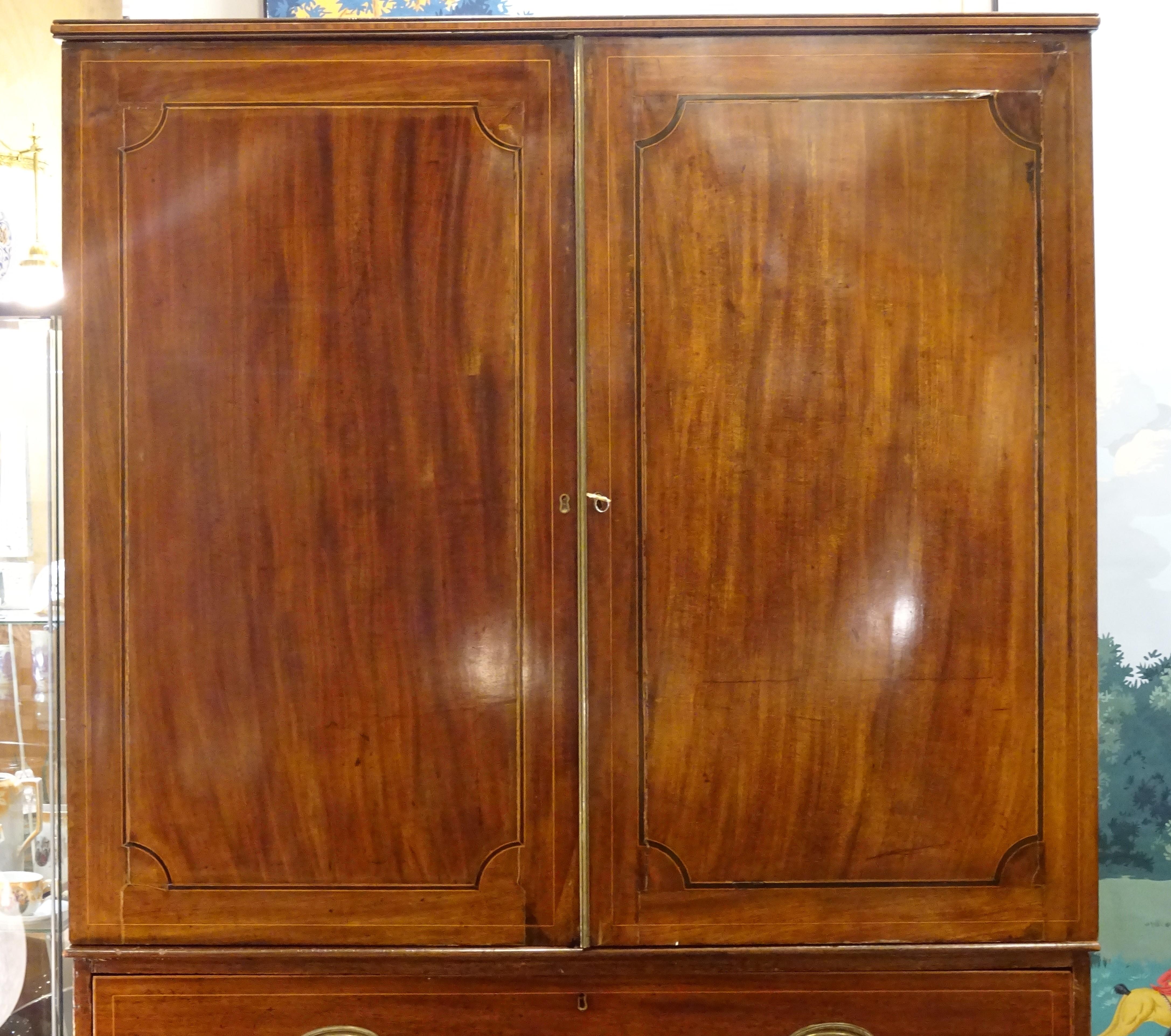 18th English George III  Linen Dress Mahogany Armoire In Good Condition In Valladolid, ES