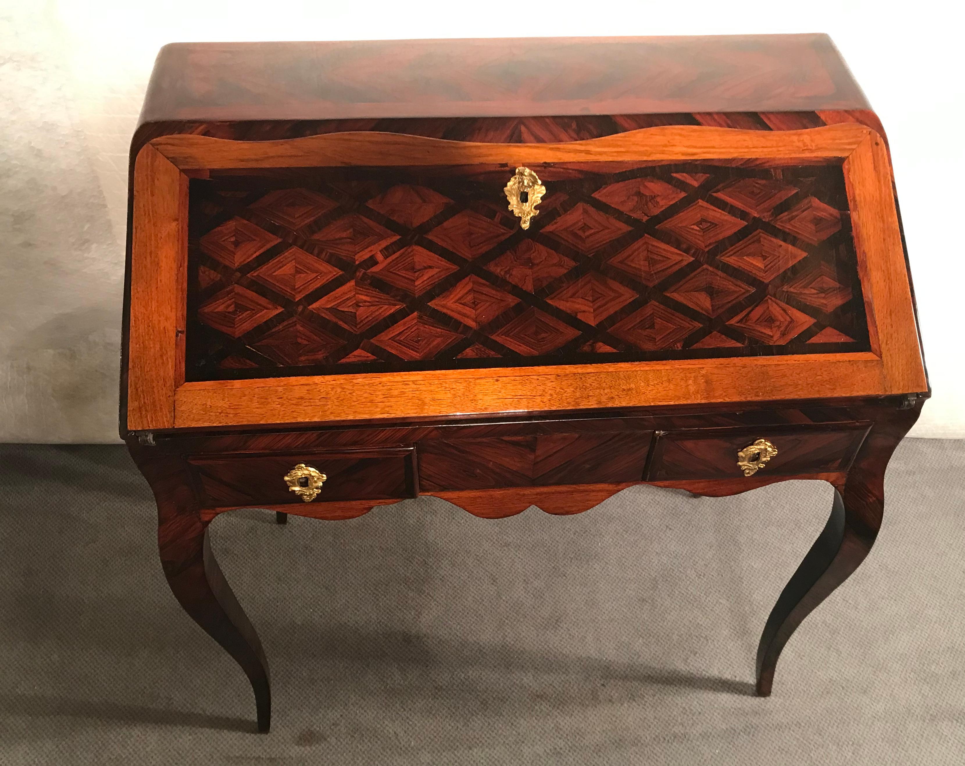 This gorgeous Louis XV Secretary desk dates back to around 1750-60 and was made in France. The secretaire de dame has a kingwood veneer and a very pretty marquetry with a diamond shape decor on the outside of the writing flap. The writing surface is