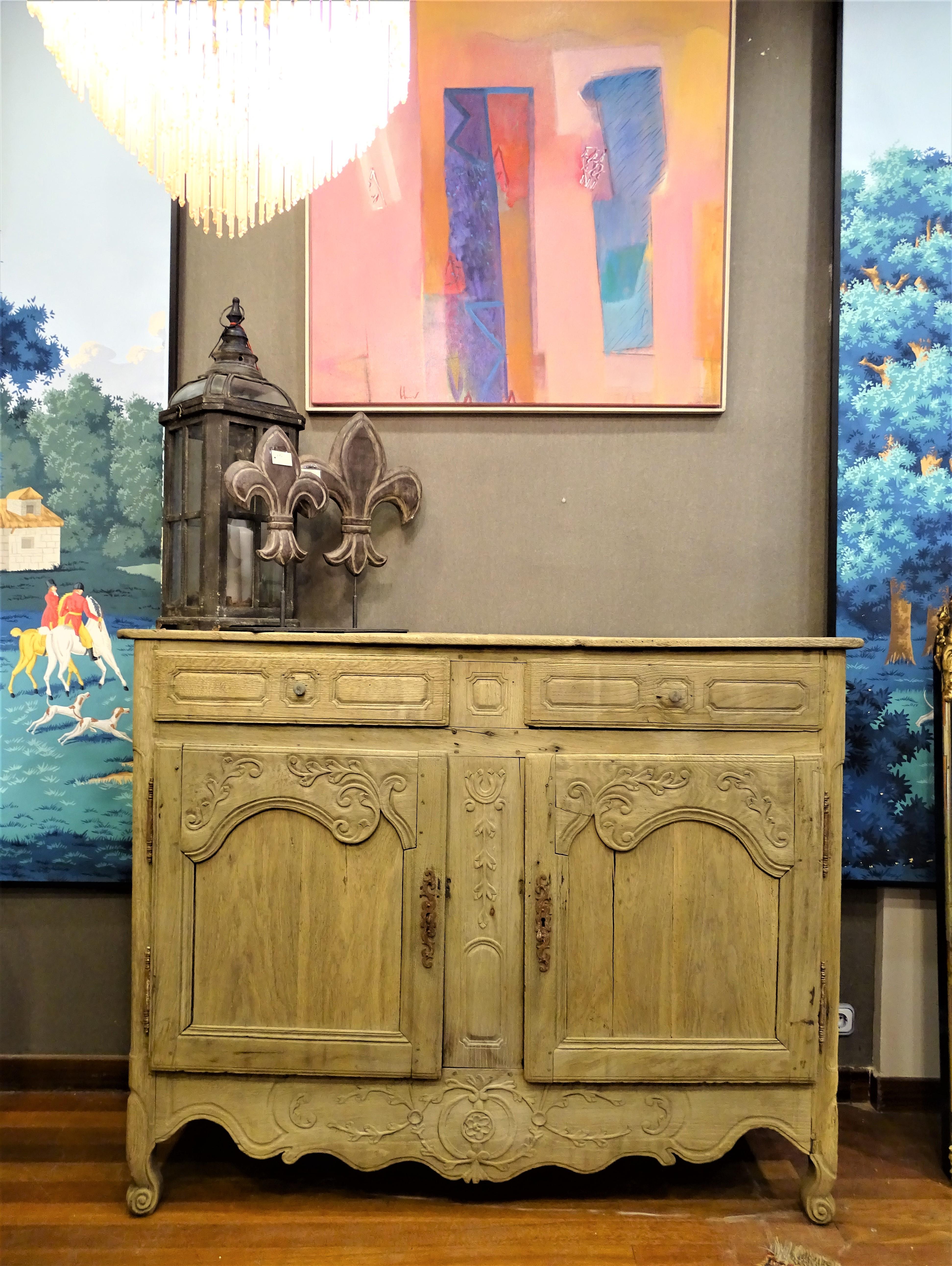 Amazing piece Buffet or Credenza, 18th century with the original exposed wood without poly chrome and the fittings of the keyholes and hinges in old iron.
It is a large French Provincial buffet, with a sophisticated and elegant romantic French