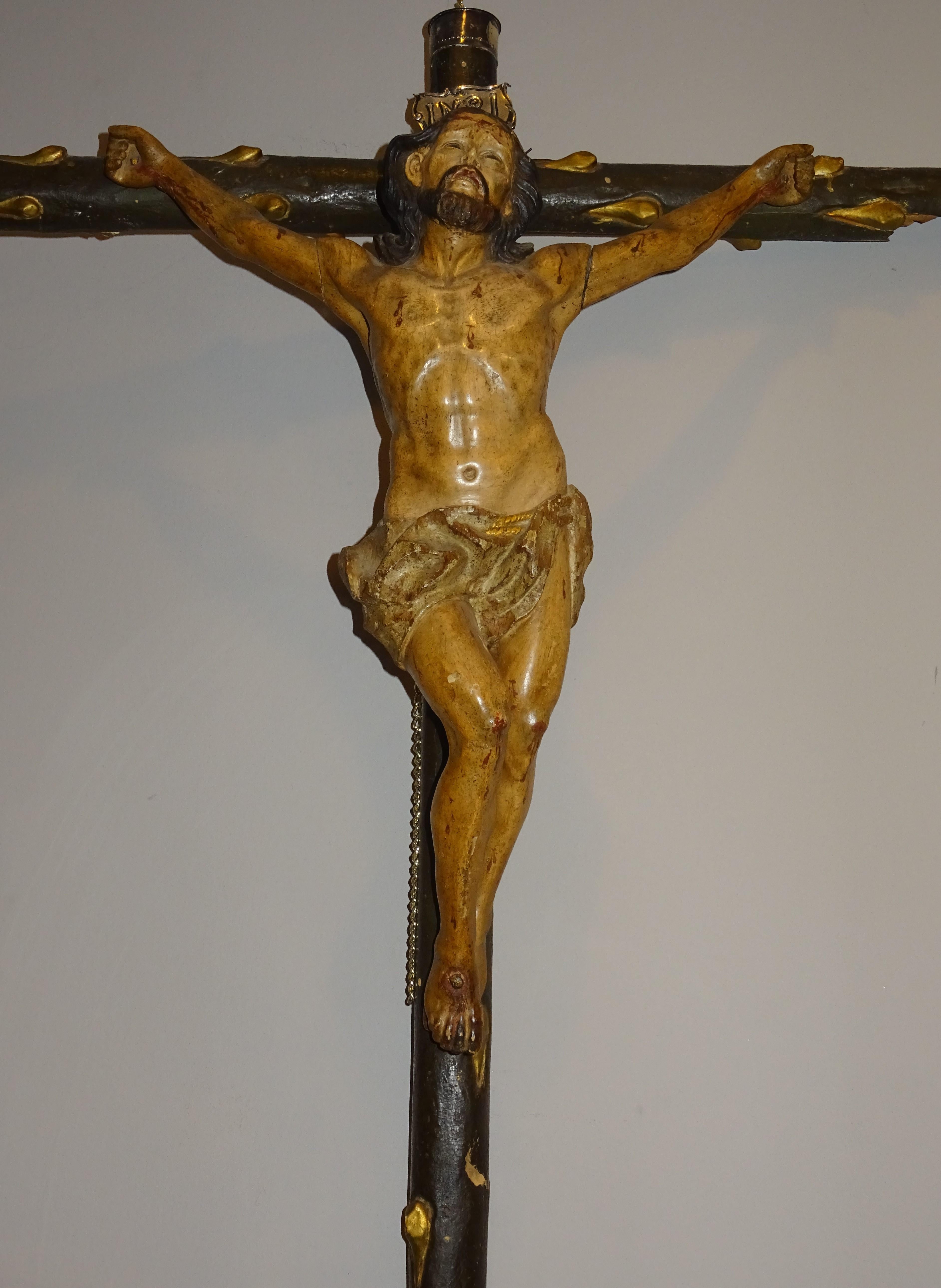 Sculpture unique du Christ crucifié en bois sculpté et yeux de cristal (l'un d'entre eux est détaché), école hispano philippine du 18e siècle. La couronne, l'inscription et les finitions sont en argent.
Une étonnante sculpture du Christ crucifié