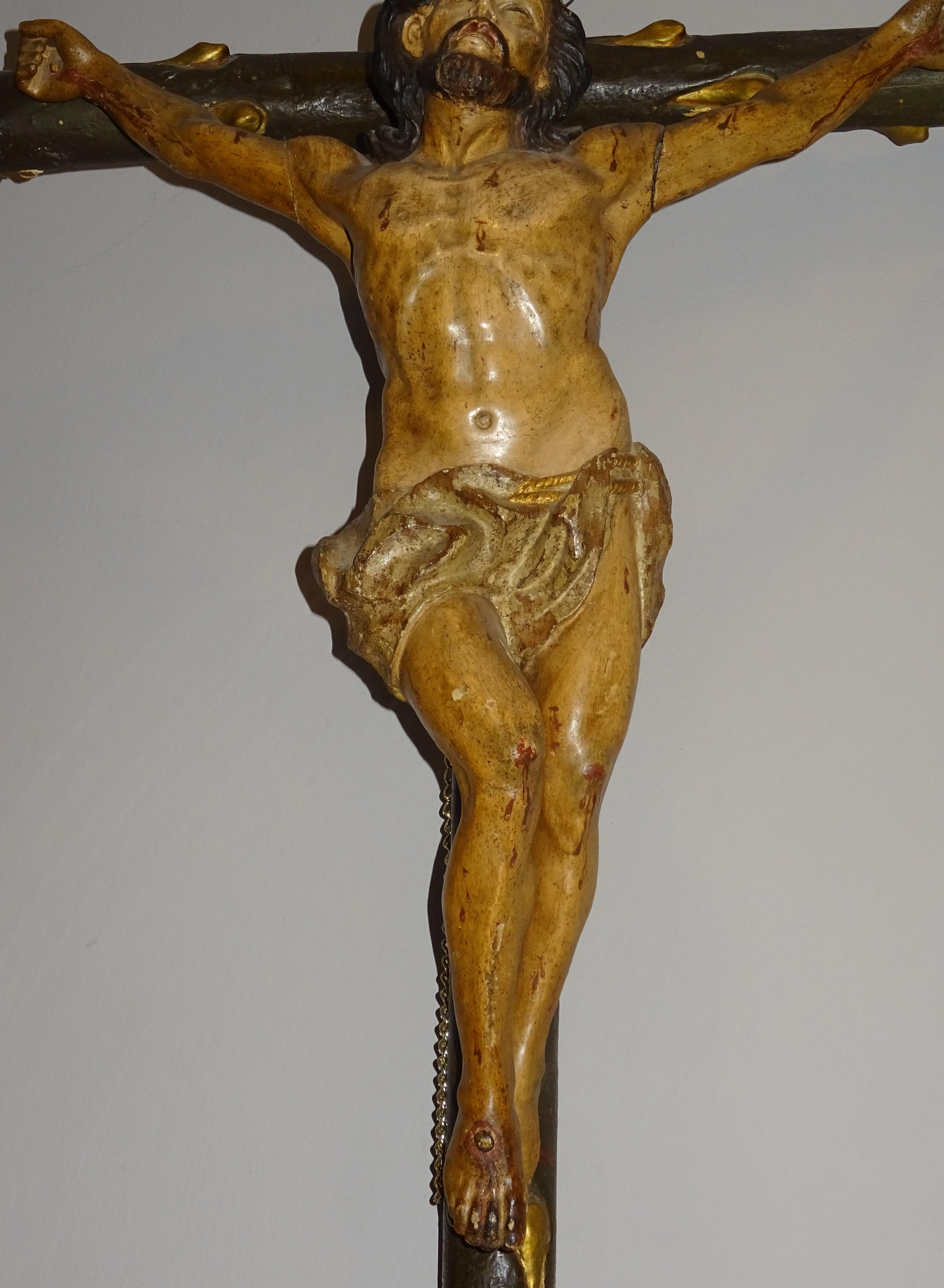 Sculpté Crucified philippin du 18e siècle  Le Christ  Sculpture en bois sculpté  en vente