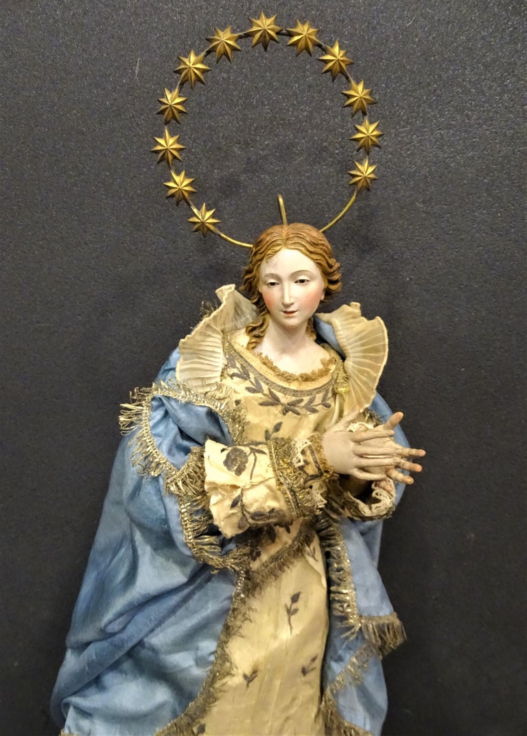 Hand-Crafted 18th Century Italy Virgin Sculpture from a Nativity Scene For Sale
