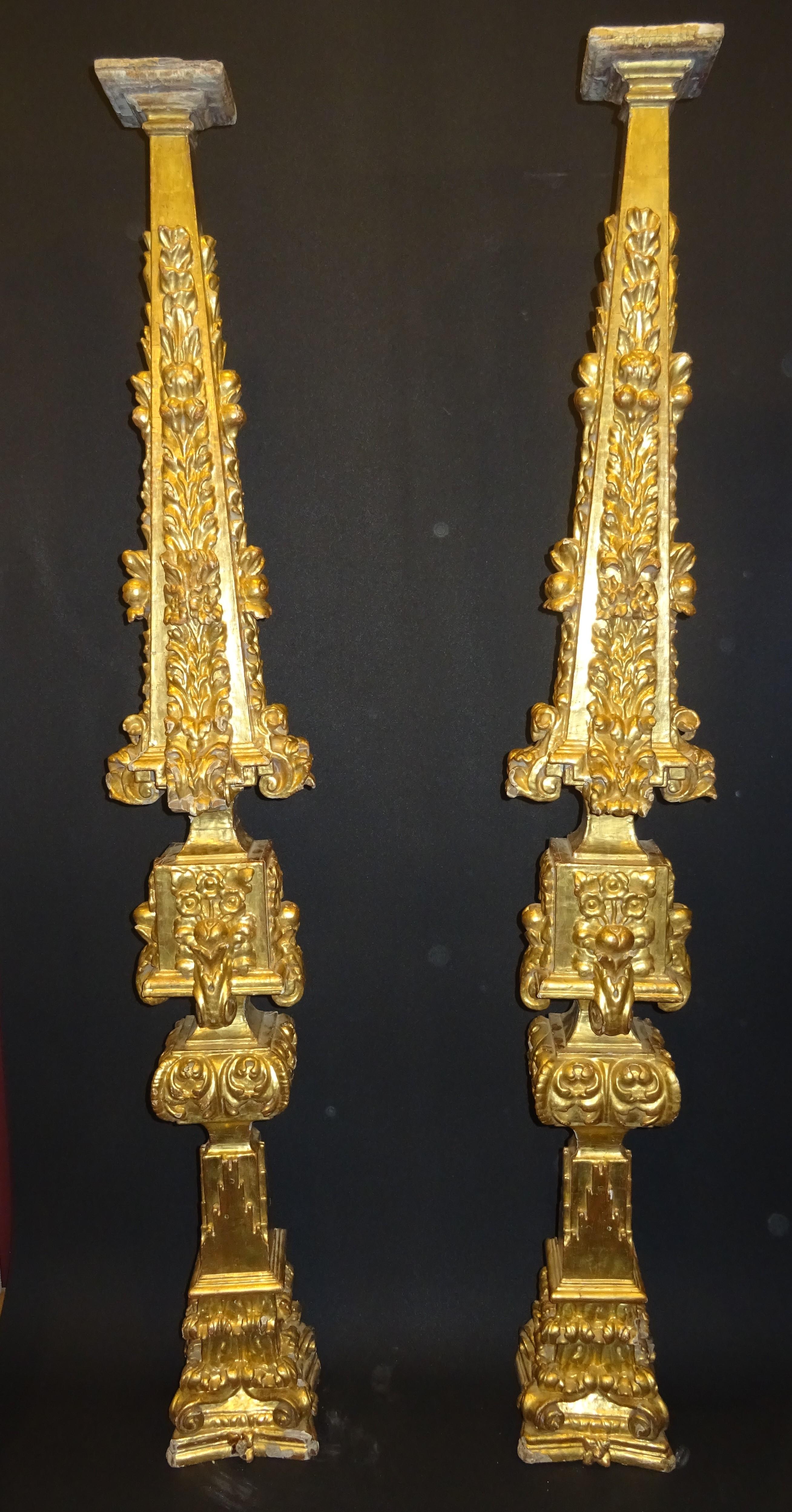 One of a kind couple of pilaster in carved and gild wood with gold brushing with agata stone.
Amazing couple of Spanish Baroque pilaster which used to be part of a Baroque altarpiece in the south of Spain .The pilaster are columns in the shape of a