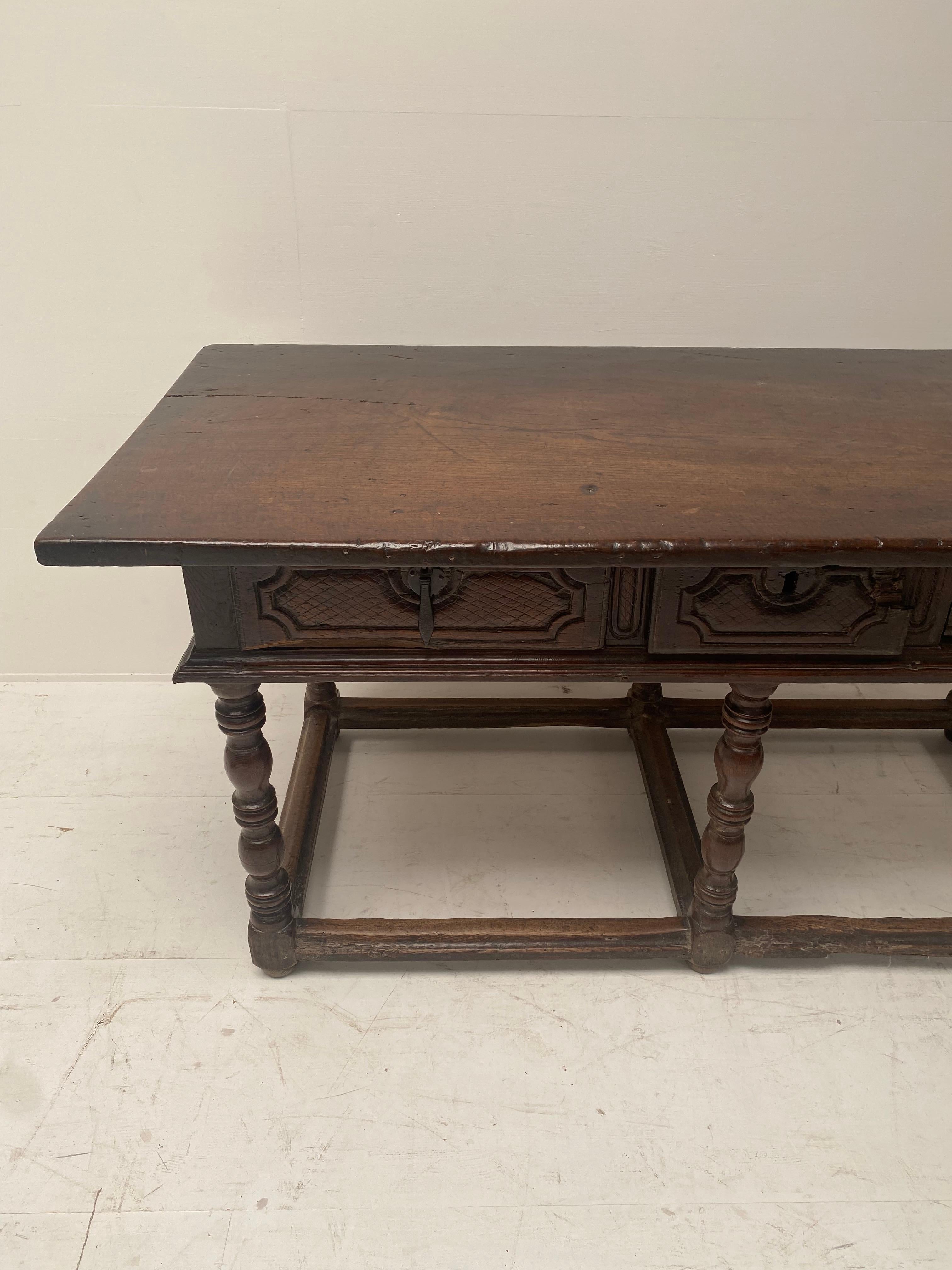 Antique 18th Century Chestnut Spanish Table with 3 drawers In Good Condition For Sale In Schellebelle, BE