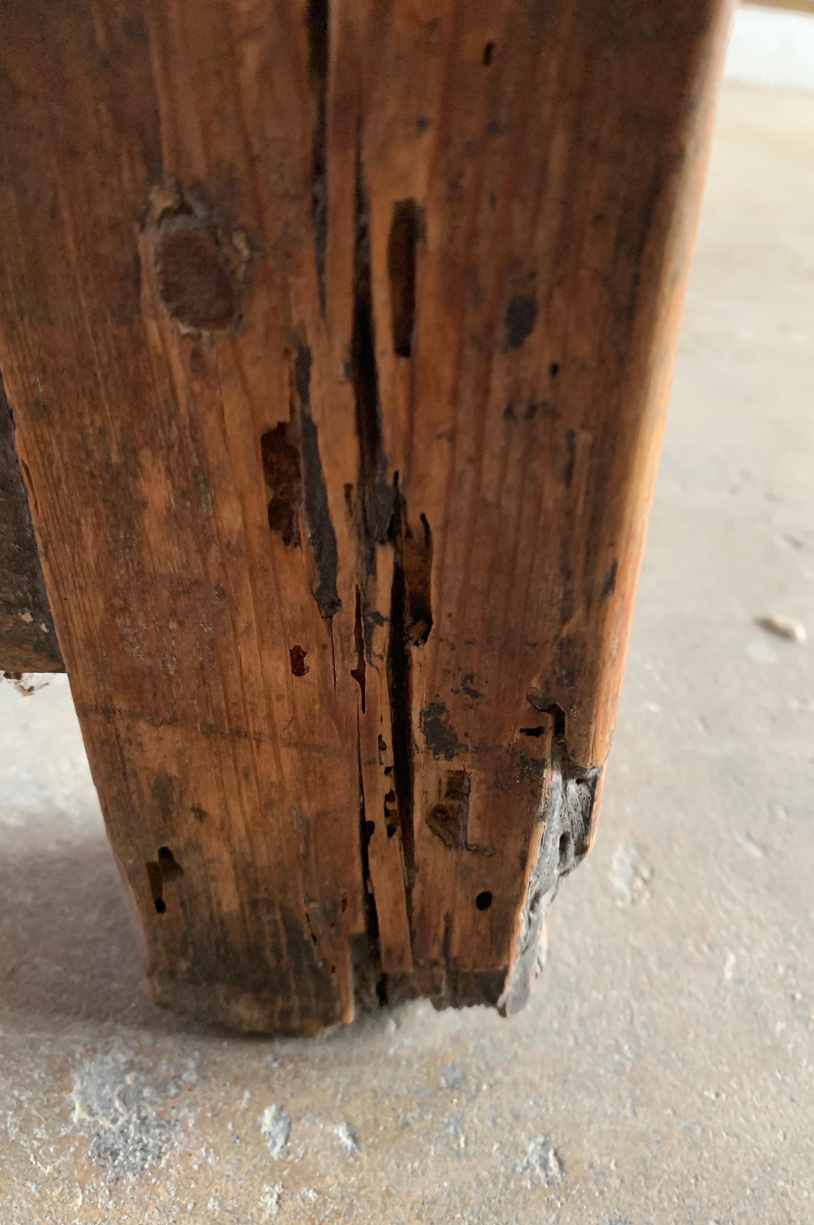 Spanischer Nussbaumtisch aus dem 18. Jahrhundert mit Eisenträger im Angebot 9