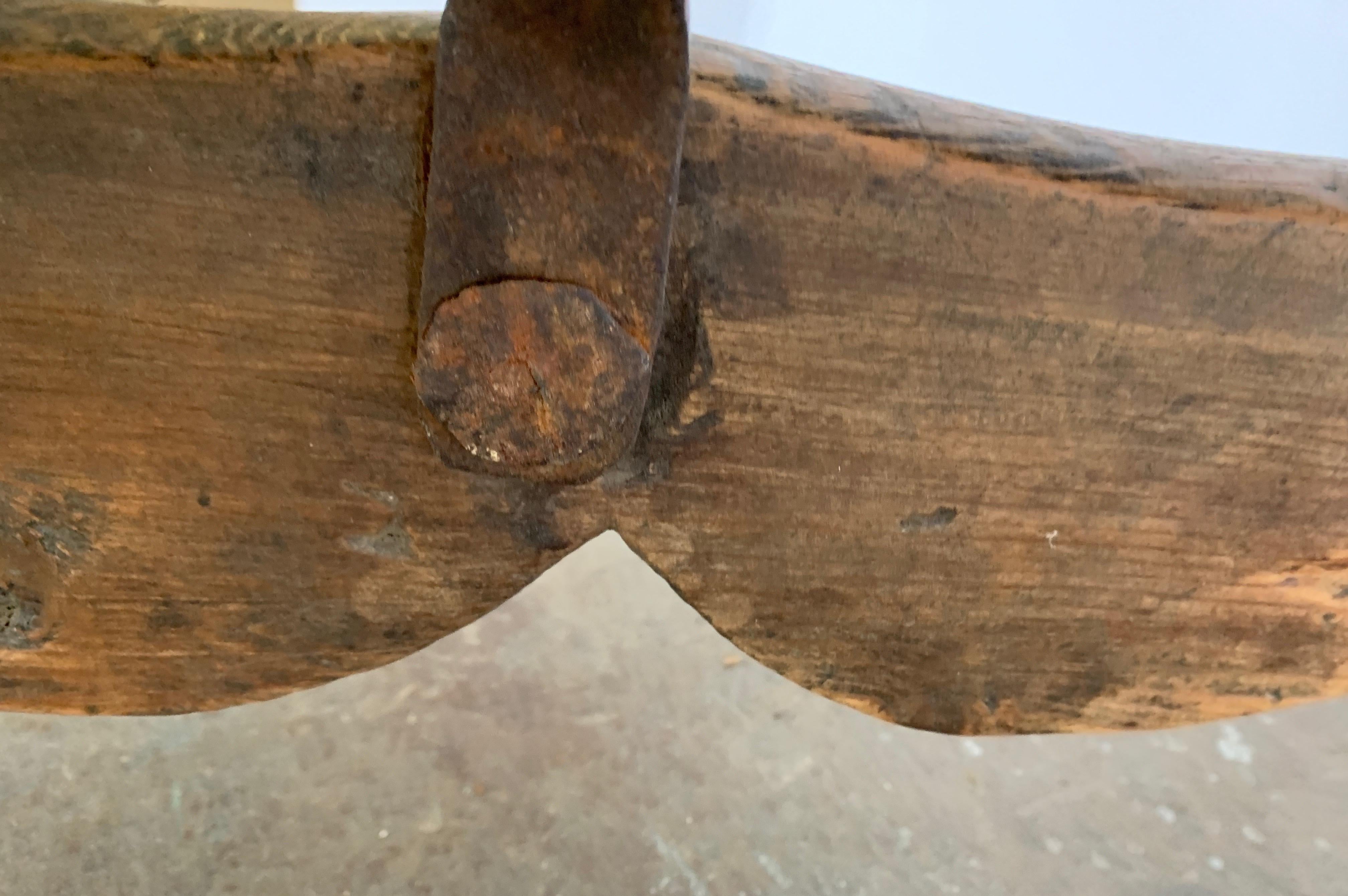 Spanischer Nussbaumtisch aus dem 18. Jahrhundert mit Eisenträger im Angebot 10