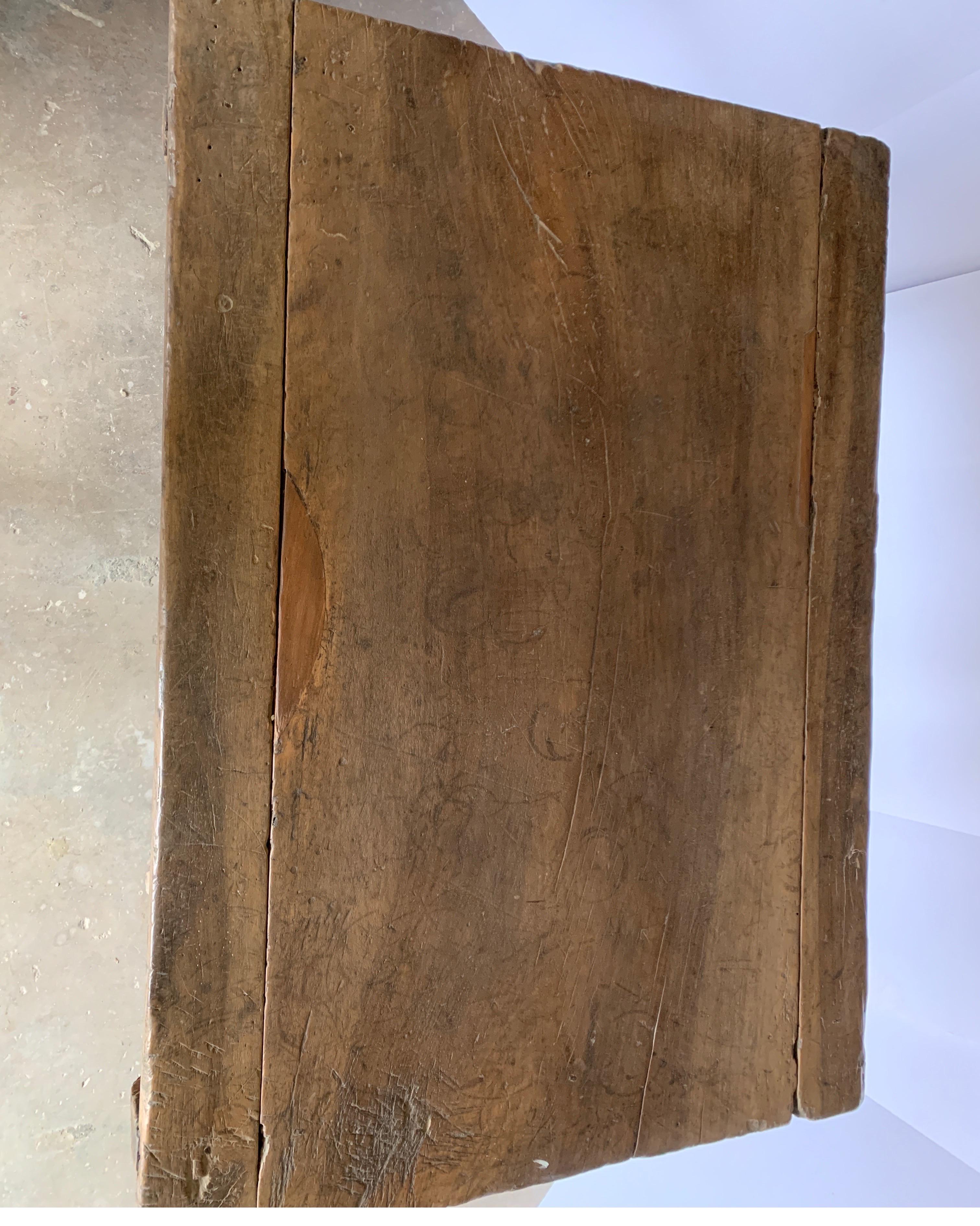Spanischer Nussbaumtisch aus dem 18. Jahrhundert mit Eisenträger (Handgefertigt) im Angebot