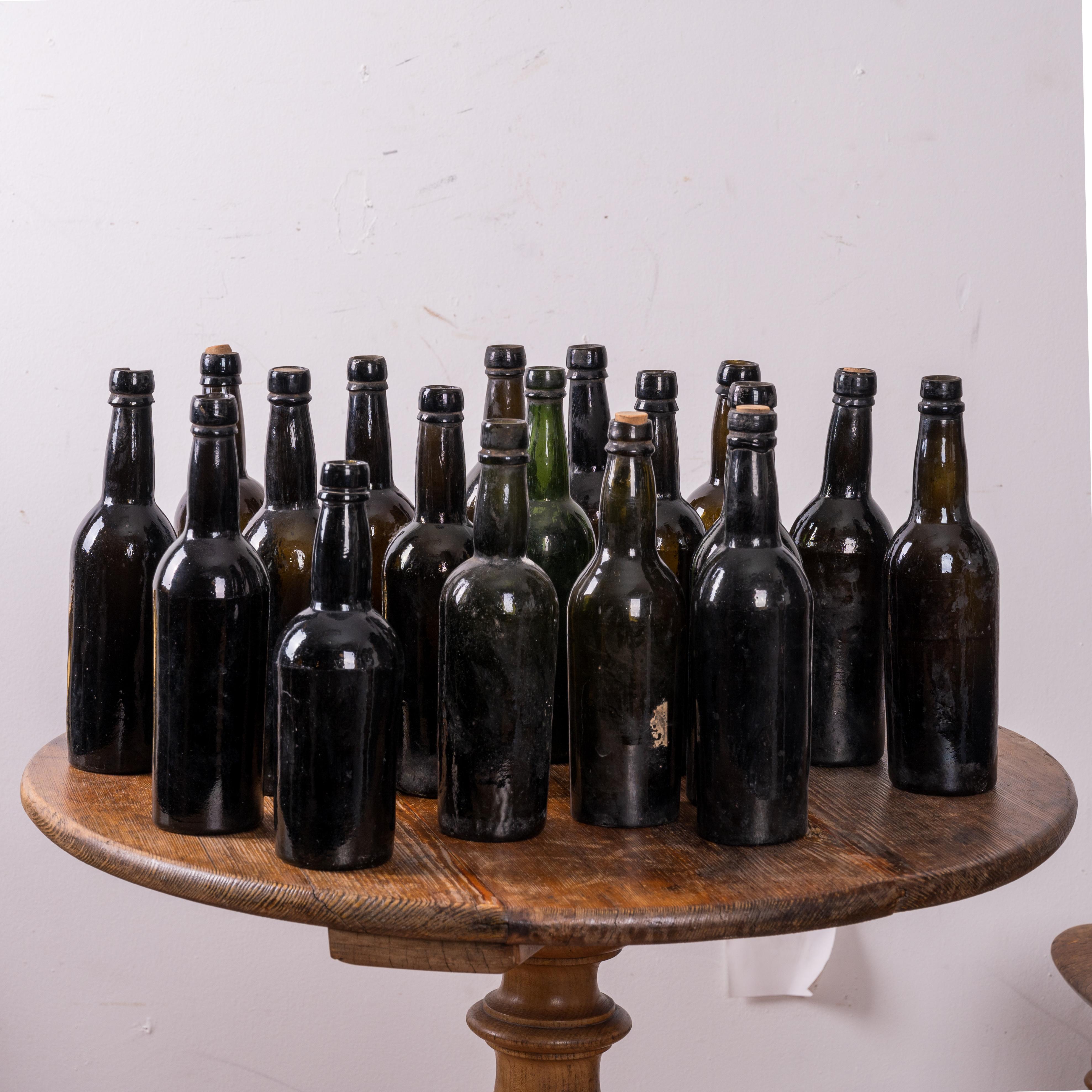 Un gruppo di 18 bottiglie di utilità, XIX secolo.
Queste bottiglie sono state deaccessionate dalla cantina della storica Owen Thomas House, Telfair Museums, Savannah, Georgia. 

2½ pollici di larghezza per 10 pollici di altezza 

