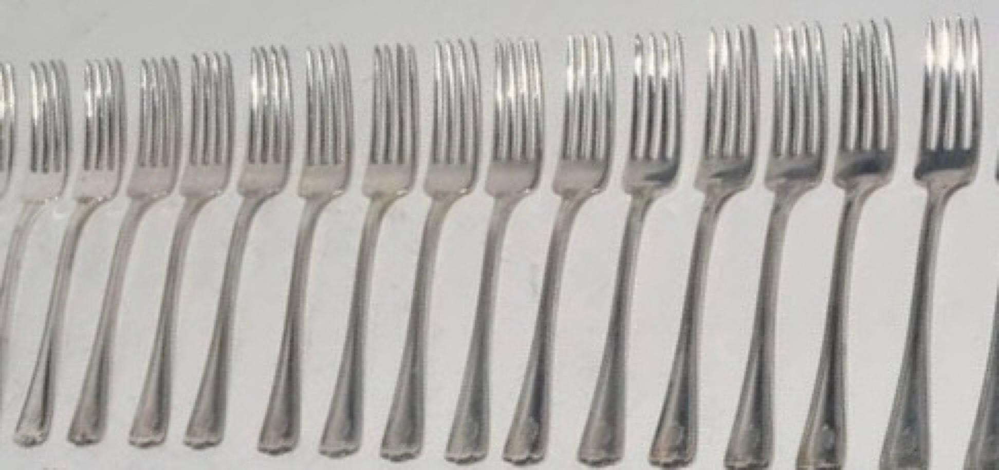 18 Fourchettes Vintage en métal argenté -- L'ensemble peut être divisé Bon état - En vente à Sheffield, MA