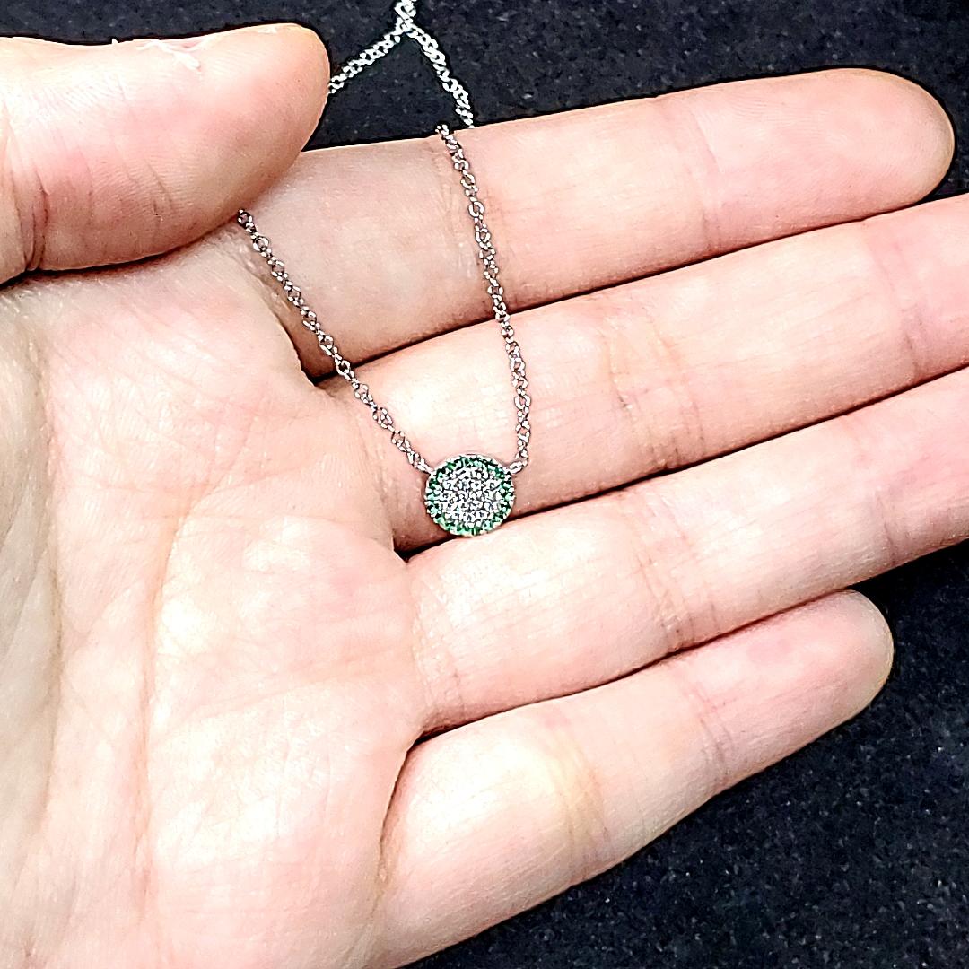 18 Weißgold Smaragd Cts 0,07 runde Diamant-Halskette im Zustand „Neu“ im Angebot in Hong Kong, HK