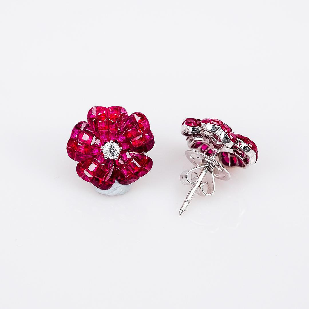 Quadrato Orecchini a perno invisibili in oro bianco 18, a forma di fiore e di rubino in vendita