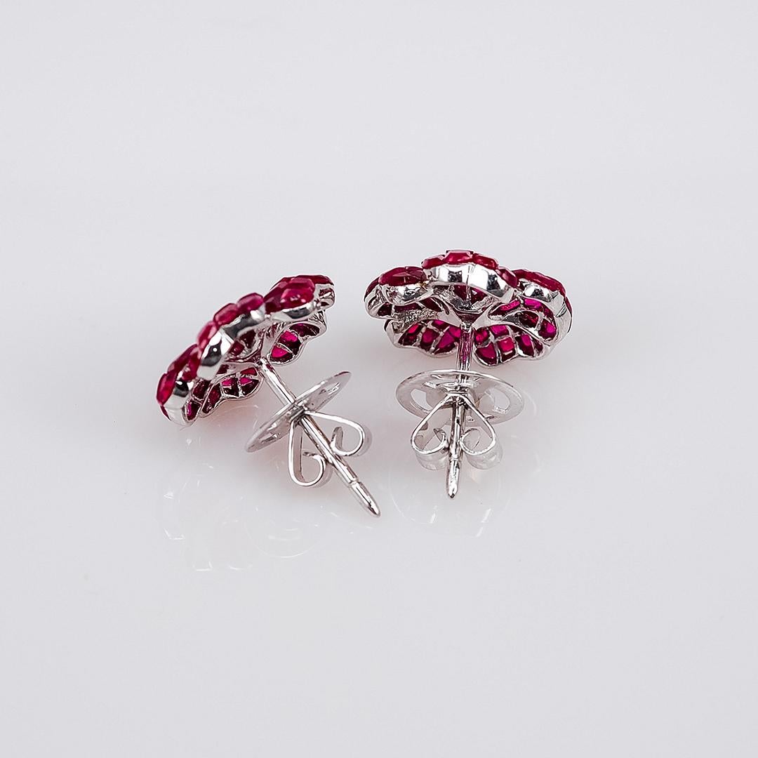 Taille ronde Boucles d'oreilles invisibles en or blanc 18 fleurs et rubis en vente