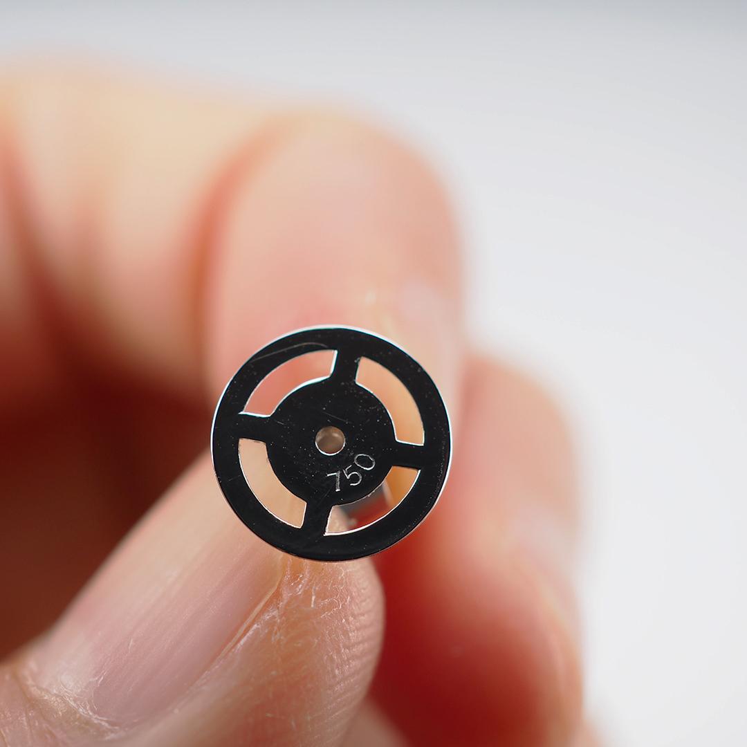 Donna Orecchini a perno invisibili in oro bianco 18, a forma di fiore e di rubino in vendita