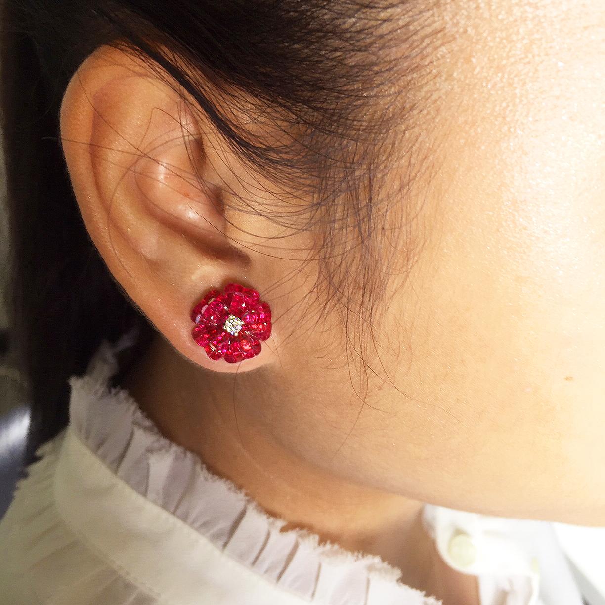 Orecchini a perno invisibili in oro bianco 18, a forma di fiore e di rubino in vendita 1