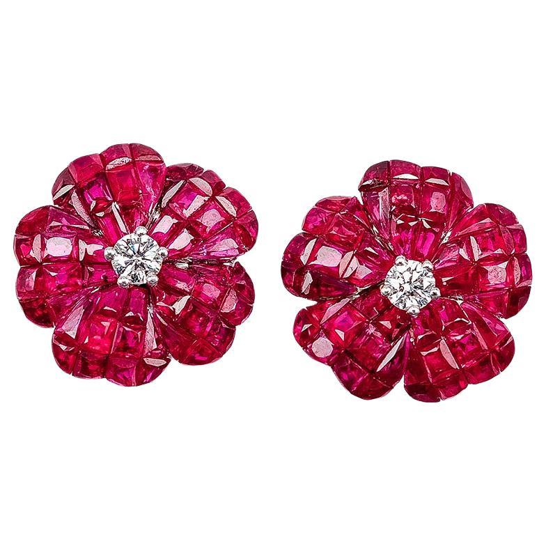 Clous d'oreilles en or blanc 18 carats avec fleur et rubis invisibles