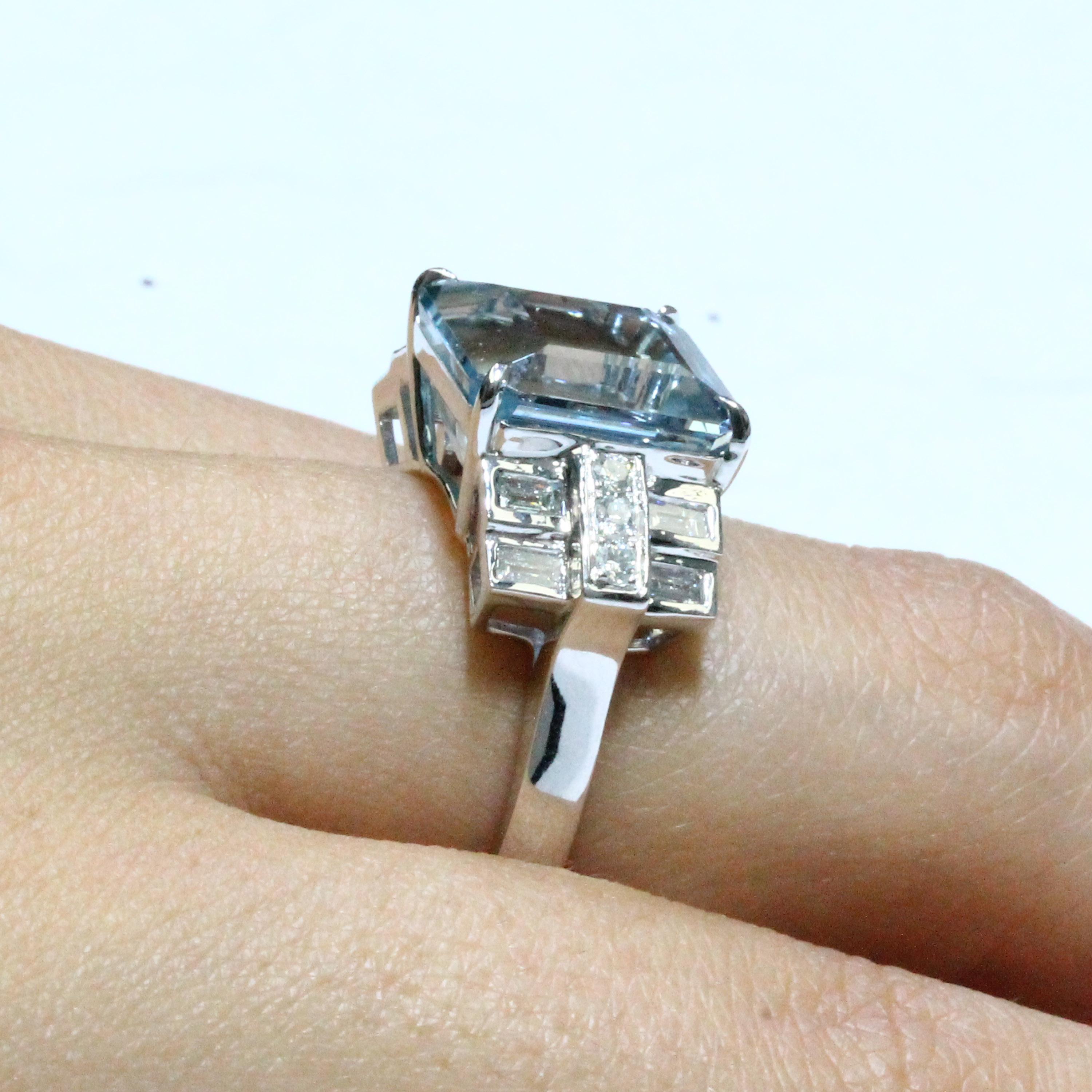 18 White Gold Karat Gold Square Aquamarine Cocktail Ring with Baguette Diamonds For Sale 1