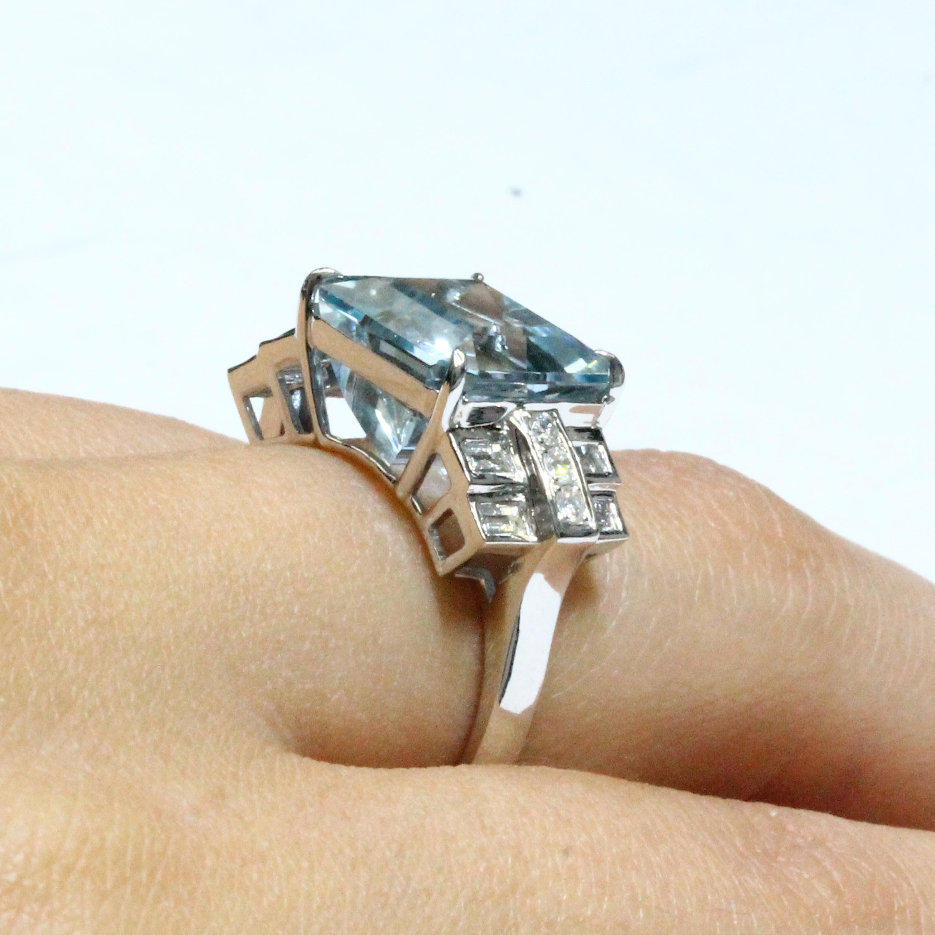 18 White Gold Karat Gold Square Aquamarine Cocktail Ring with Baguette Diamonds For Sale 2