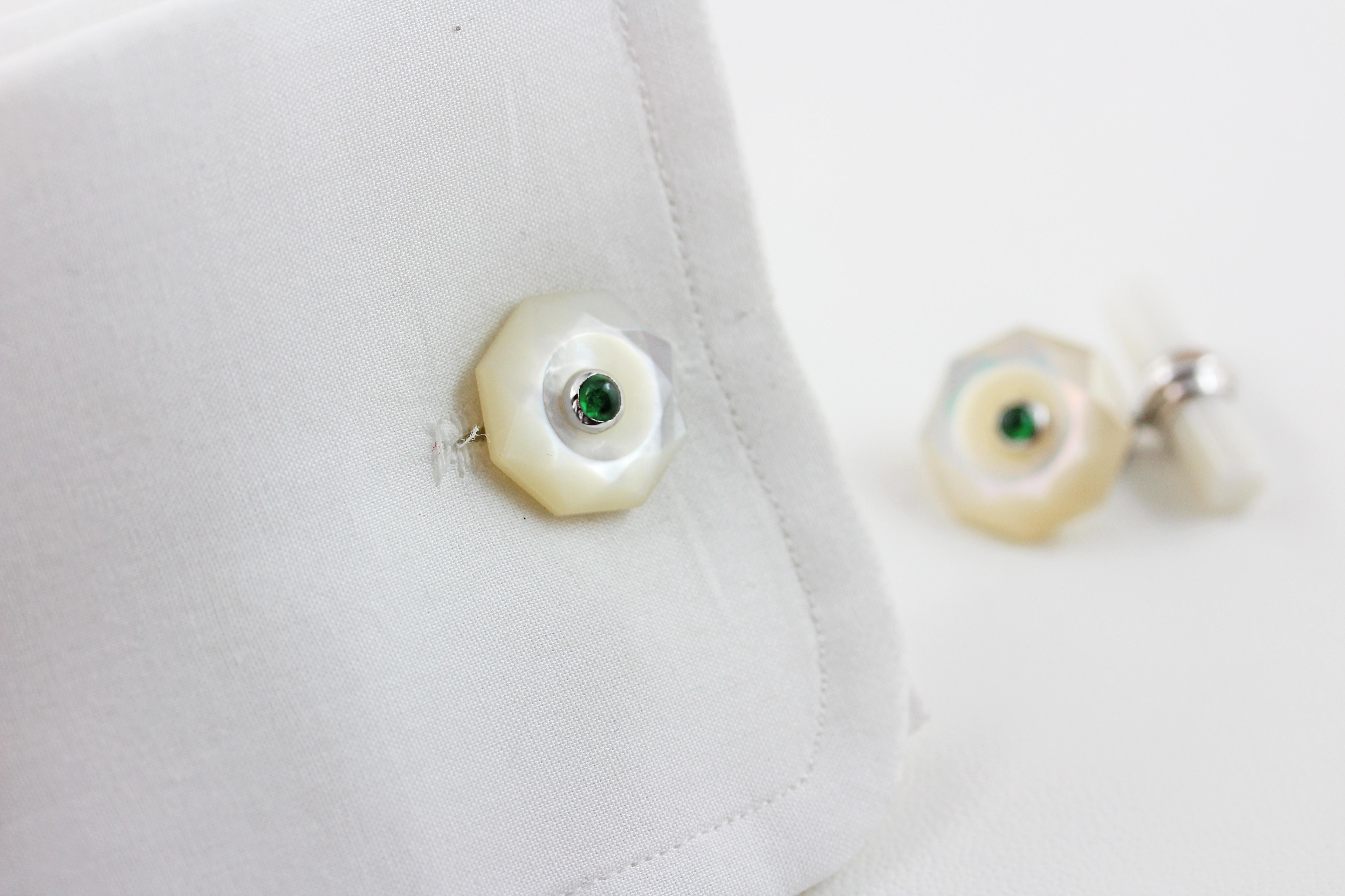 18 White Gold Mother of Pearl Emeralds Cabochon Cufflinks In New Condition In Milano, IT