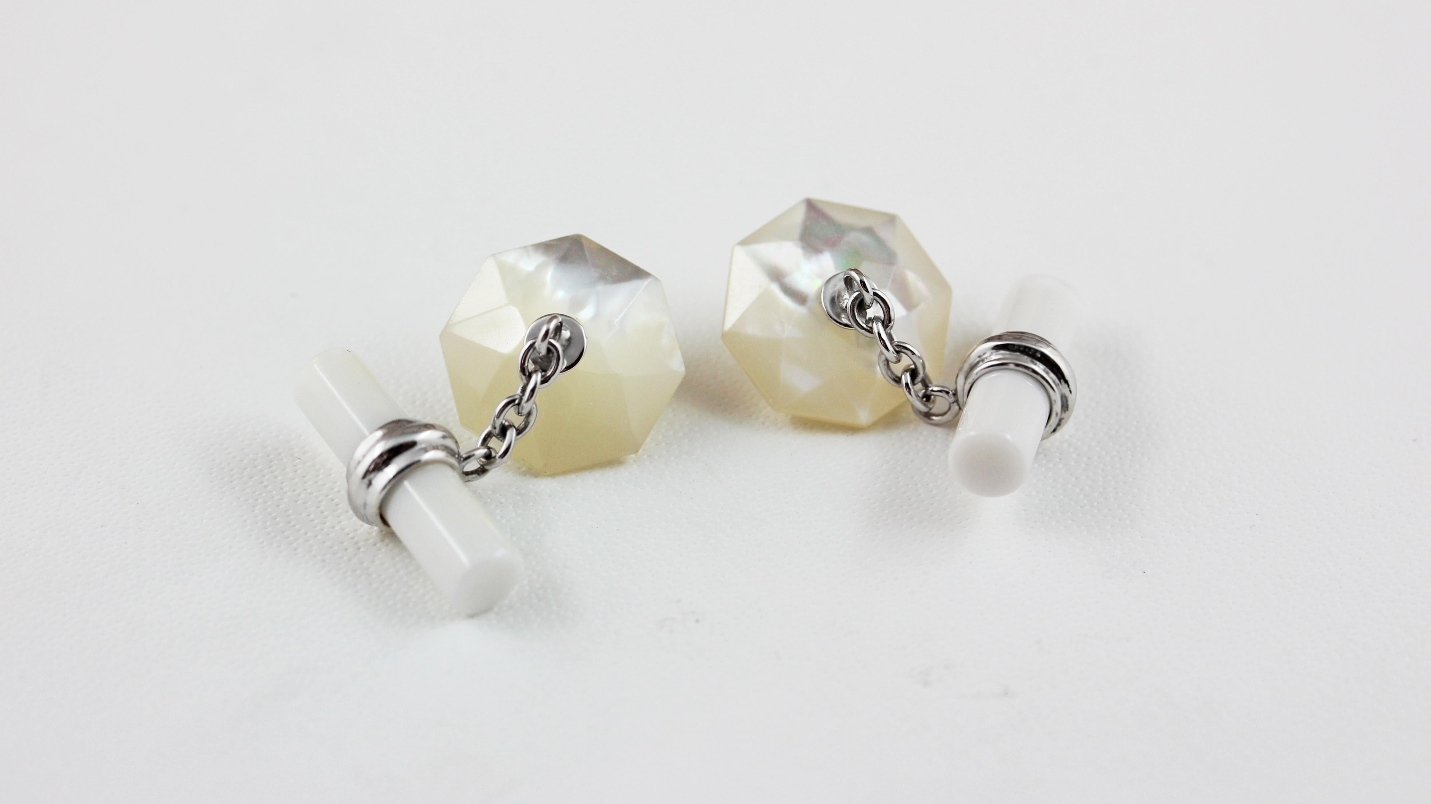 18 White Gold Mother of Pearl Emeralds Cabochon Cufflinks In New Condition For Sale In Milano, IT