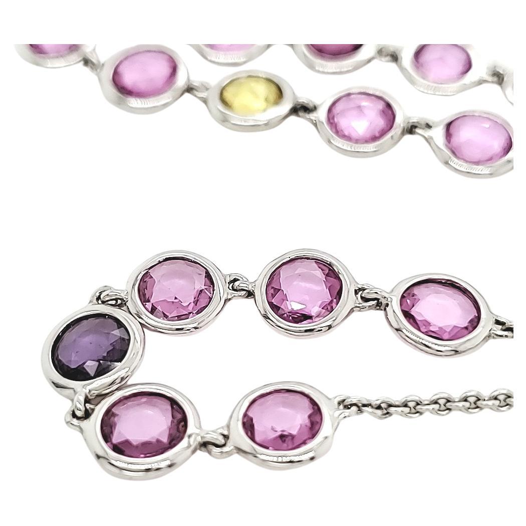 Eleganza e natura convergono in questa collana meticolosamente lavorata, una vera e propria testimonianza di precisione ed eleganza.

Questo capolavoro da 19 pollici è impreziosito da 30 squisiti zaffiri rotondi di colore rosa, viola e blu, tutti