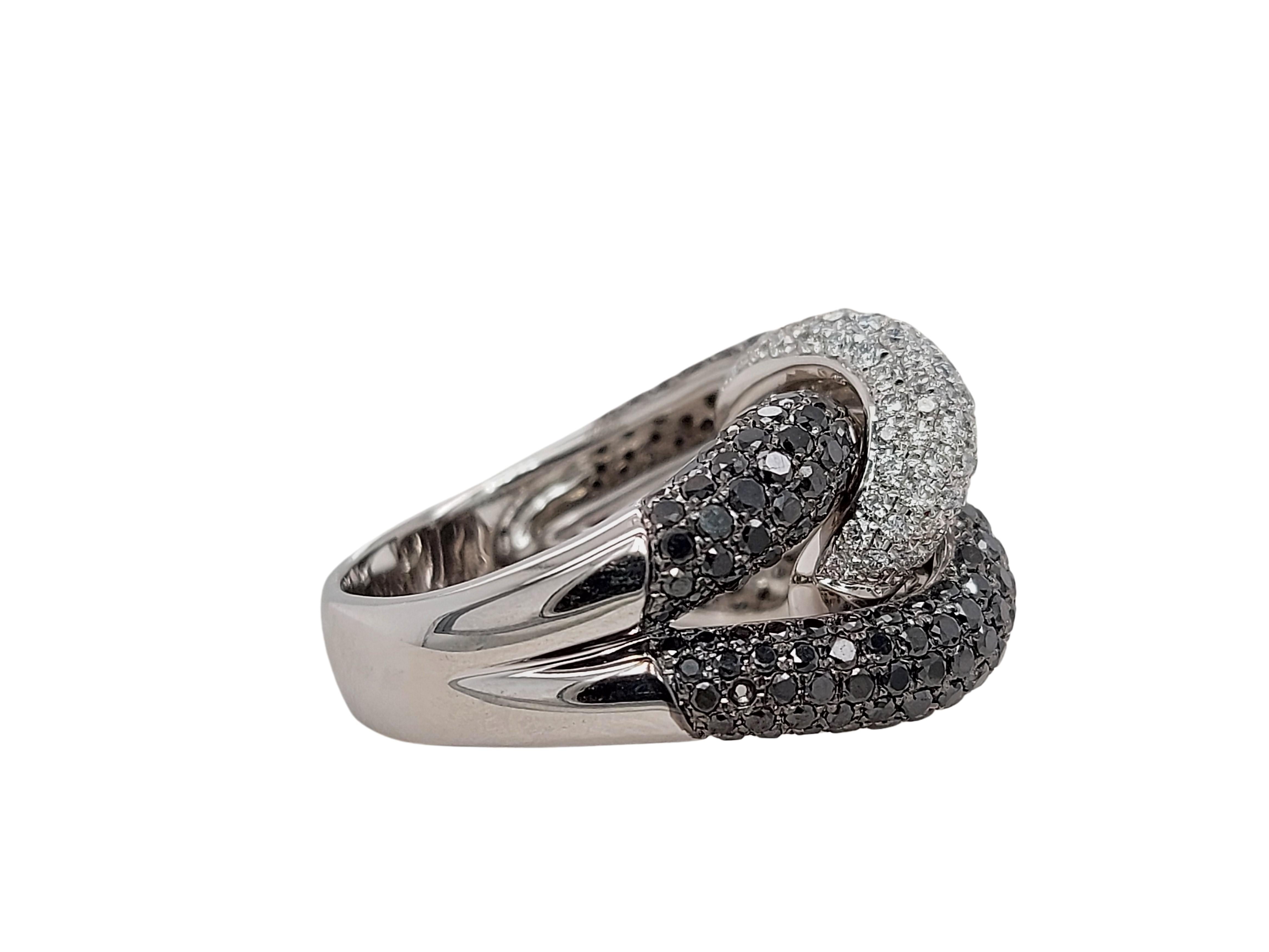 18 White Gold Ring With 1.17ct White and 2.30ct Black Diamonds In New Condition For Sale In Antwerp, BE
