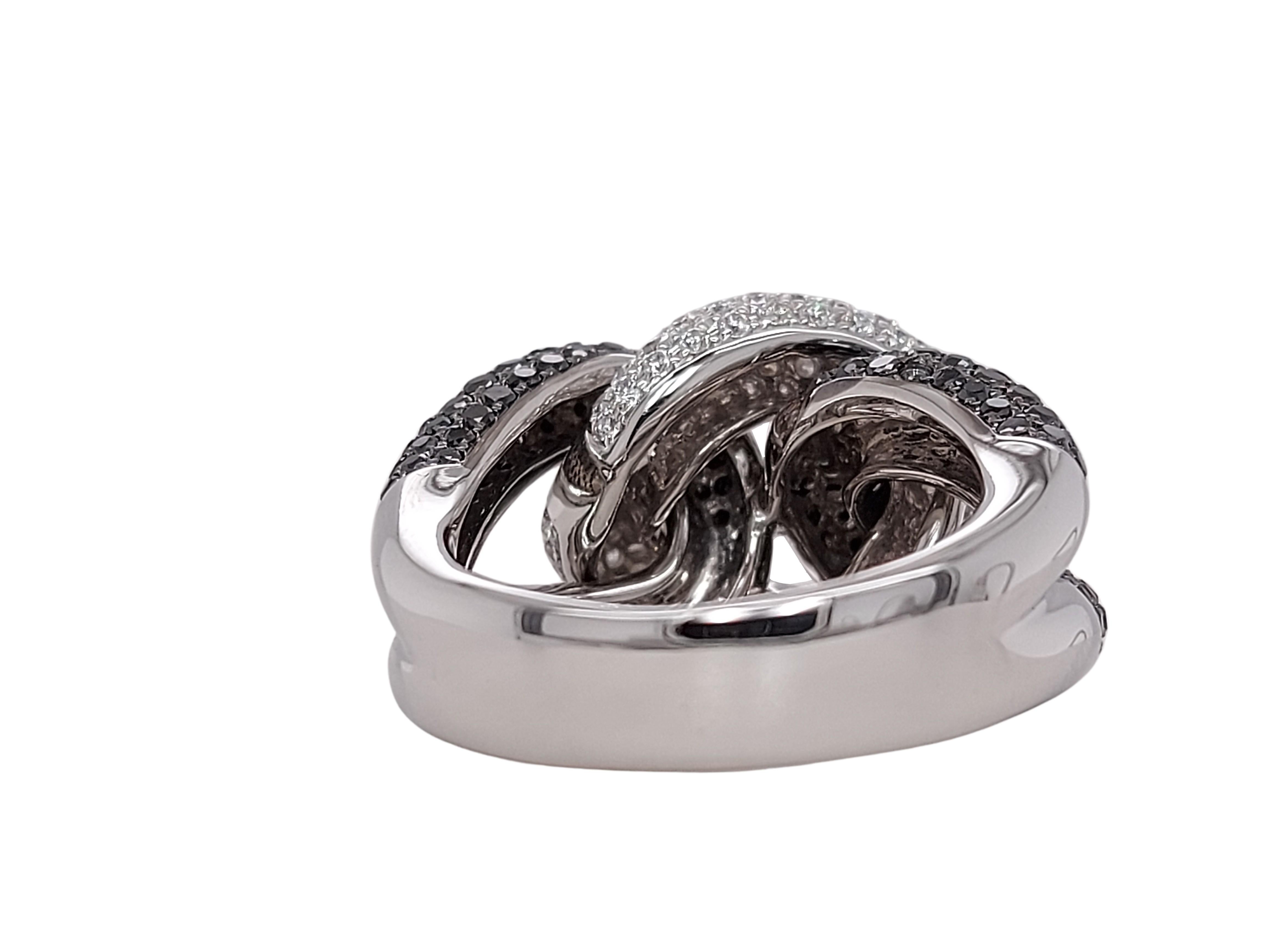 Women's or Men's 18 White Gold Ring With 1.17ct White and 2.30ct Black Diamonds For Sale