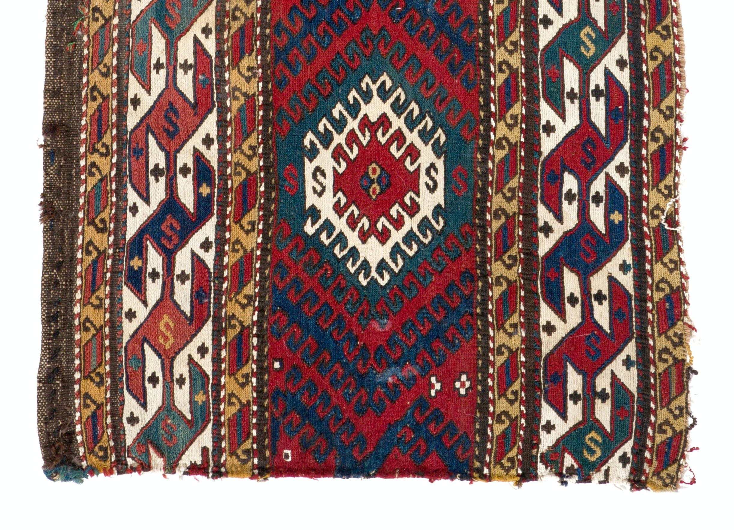 Dieses prächtige Textilkunstwerk ist ein Seitenteil einer antiken kaukasischen Mafrasch (Babywiege). Es ist alles natürlich gefärbt und handgewebt in Soumak-Technik mit Wolle und Baumwolle.