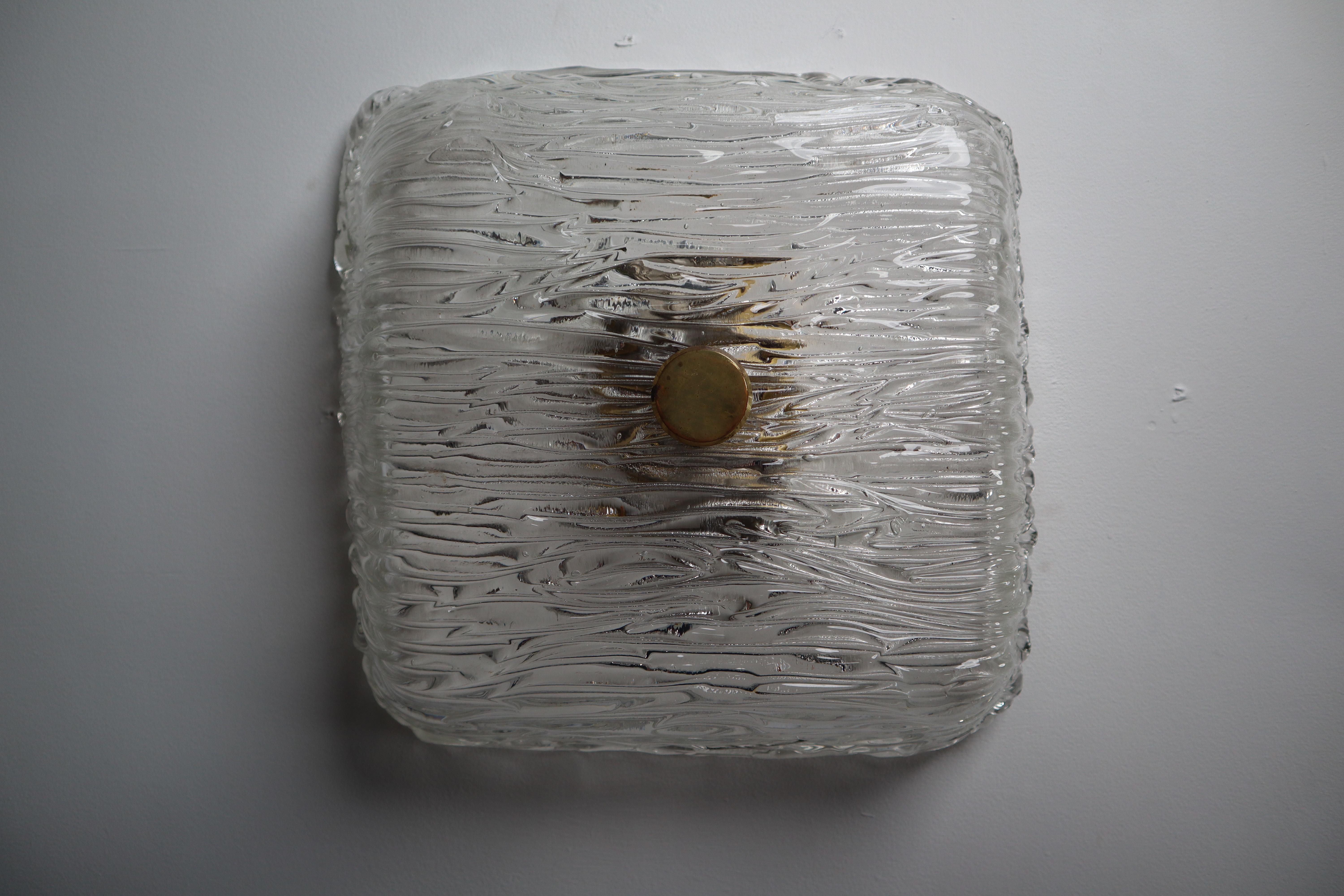 Laiton 18 grandes appliques ou plafonniers encastrés modernistes en verre de glace texturé avec laiton en vente