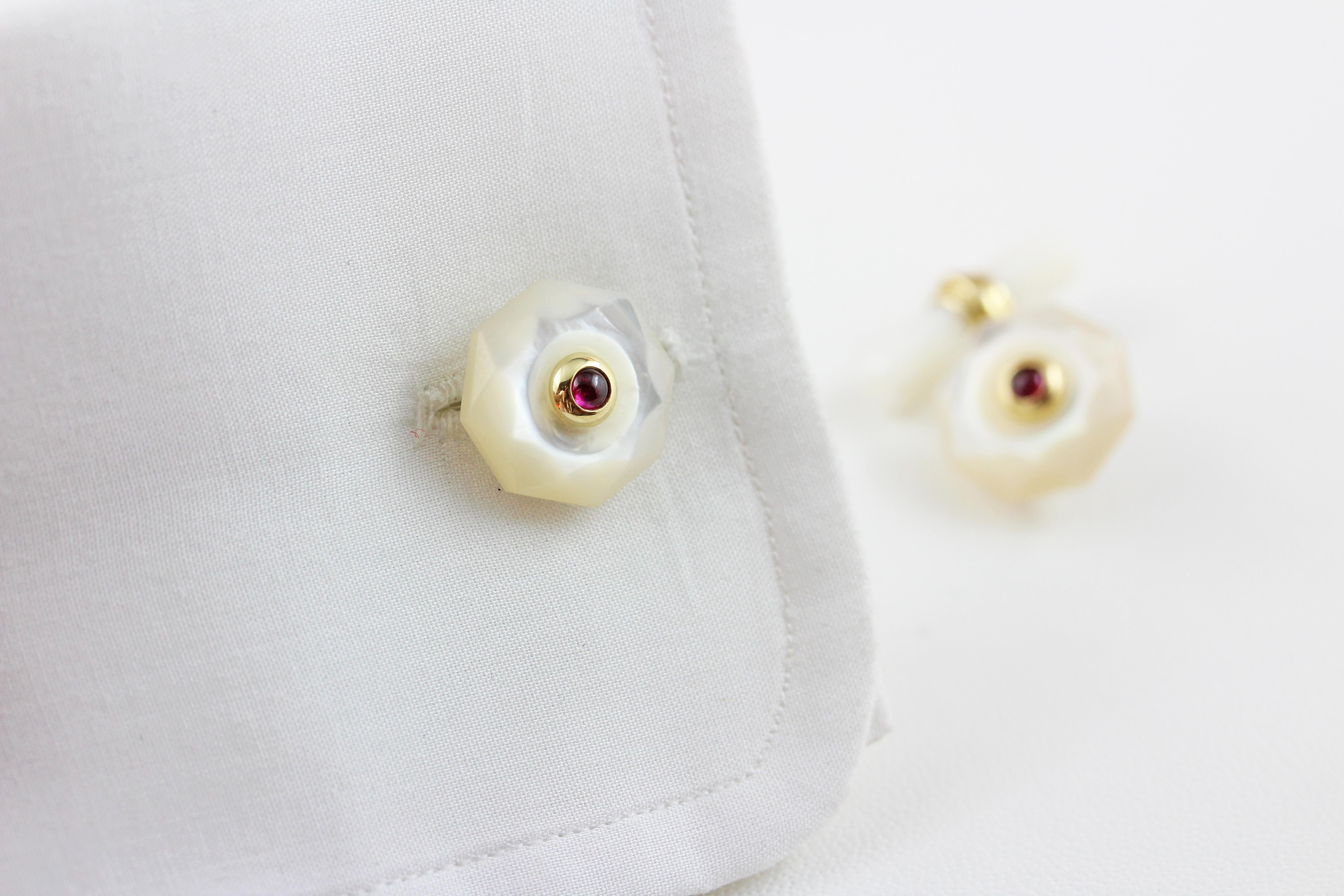 18 Yellow Gold Mother of Pearl Cabochon Rubies Cufflinks In New Condition For Sale In Milano, IT