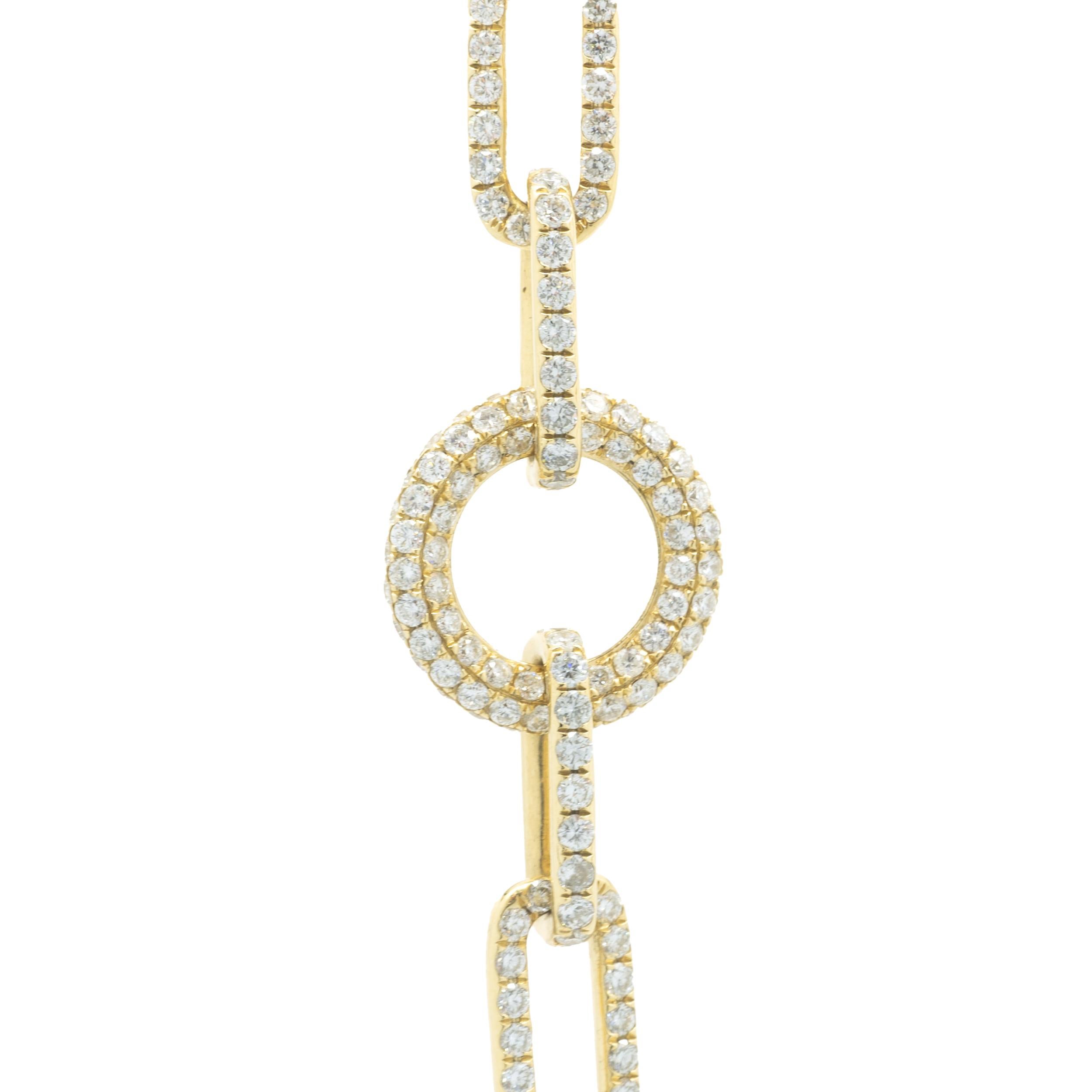 Taille ronde Collier à maillons en forme de clip en or jaune 18 carats avec pavé de diamants en vente