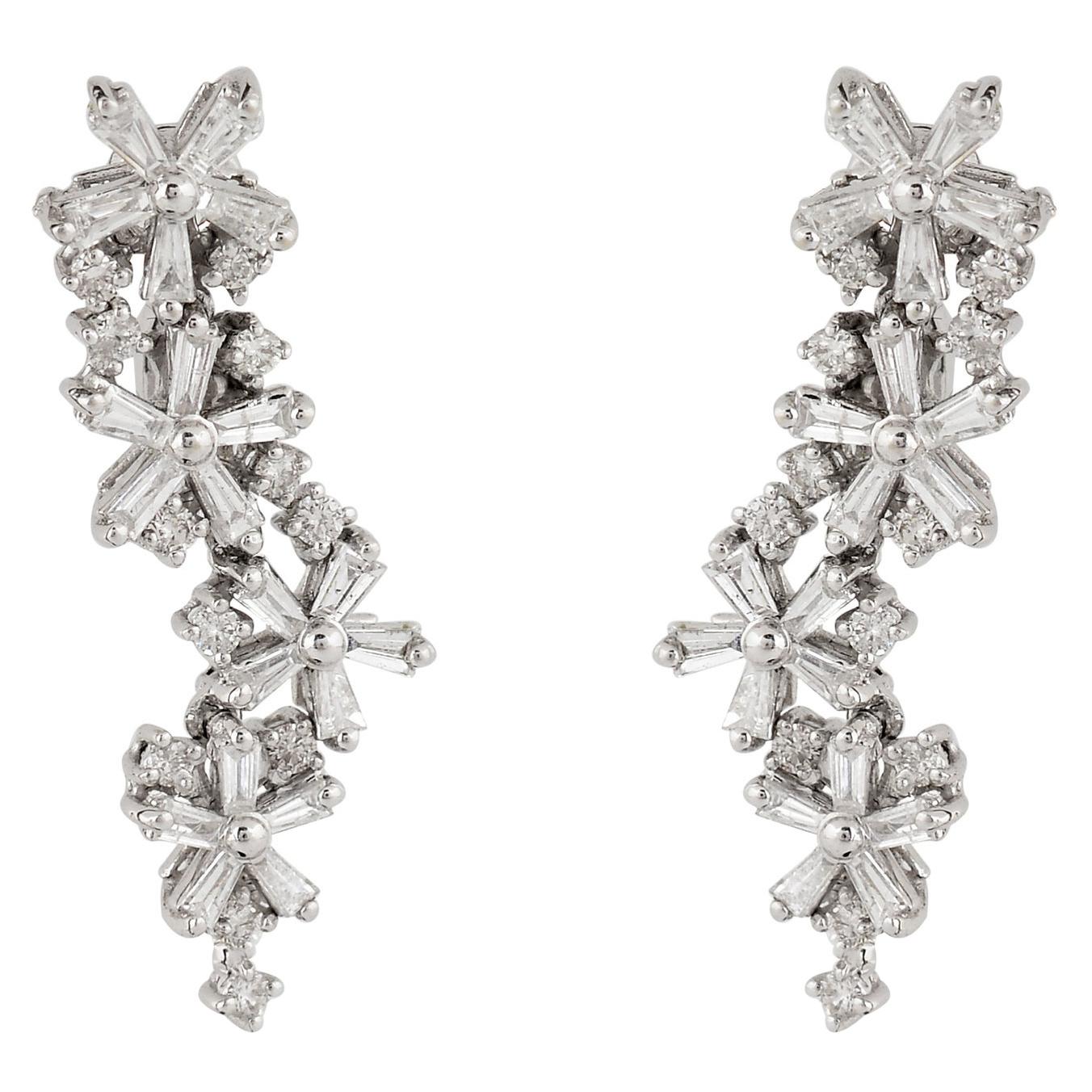 Boucles d'oreilles en or blanc 18 carats avec diamants baguettes de 1,80 carat en vente