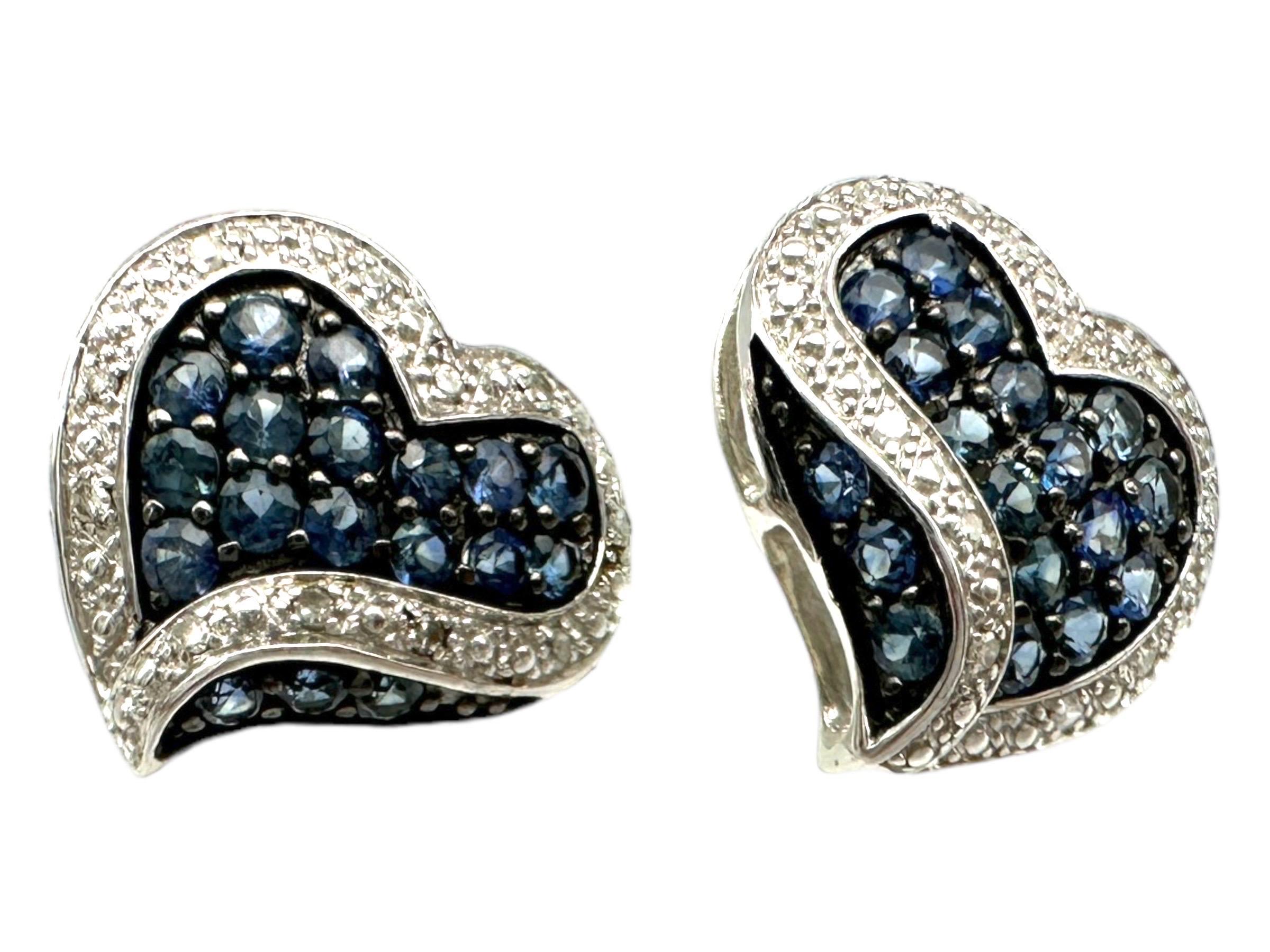 Bellissimi orecchini a cuore con zaffiro e diamanti, incastonati a pavé in una montatura a sbuffo. Gli orecchini misurano 13 mm di diametro. Un perfetto orecchino concavo che mostra tutte le pietre.
1,80 carati di zaffiri blu e diamanti
