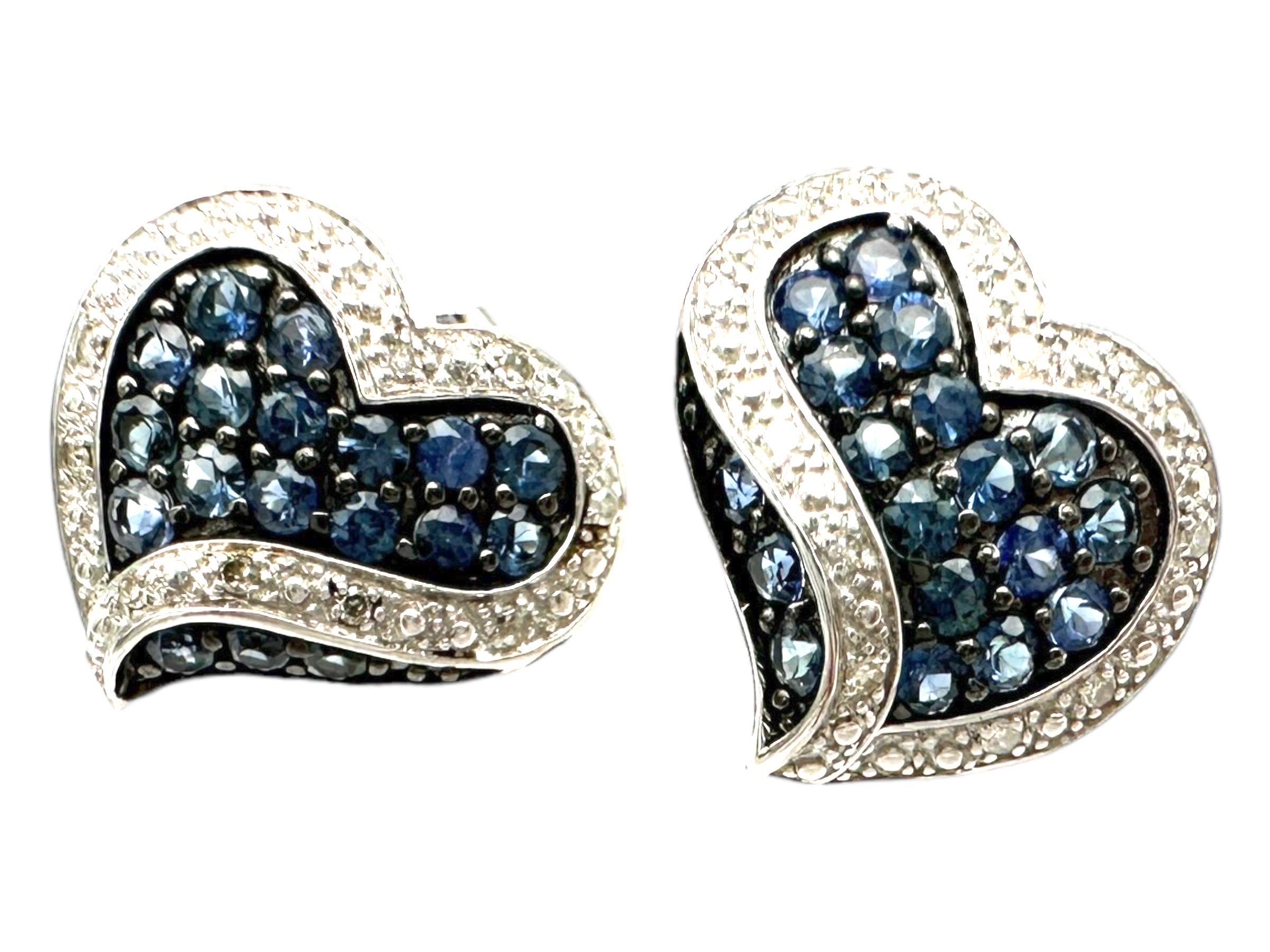 Contemporaneo Orecchini a cuore con zaffiro blu e diamante da 1,80 carati, oro bianco in vendita
