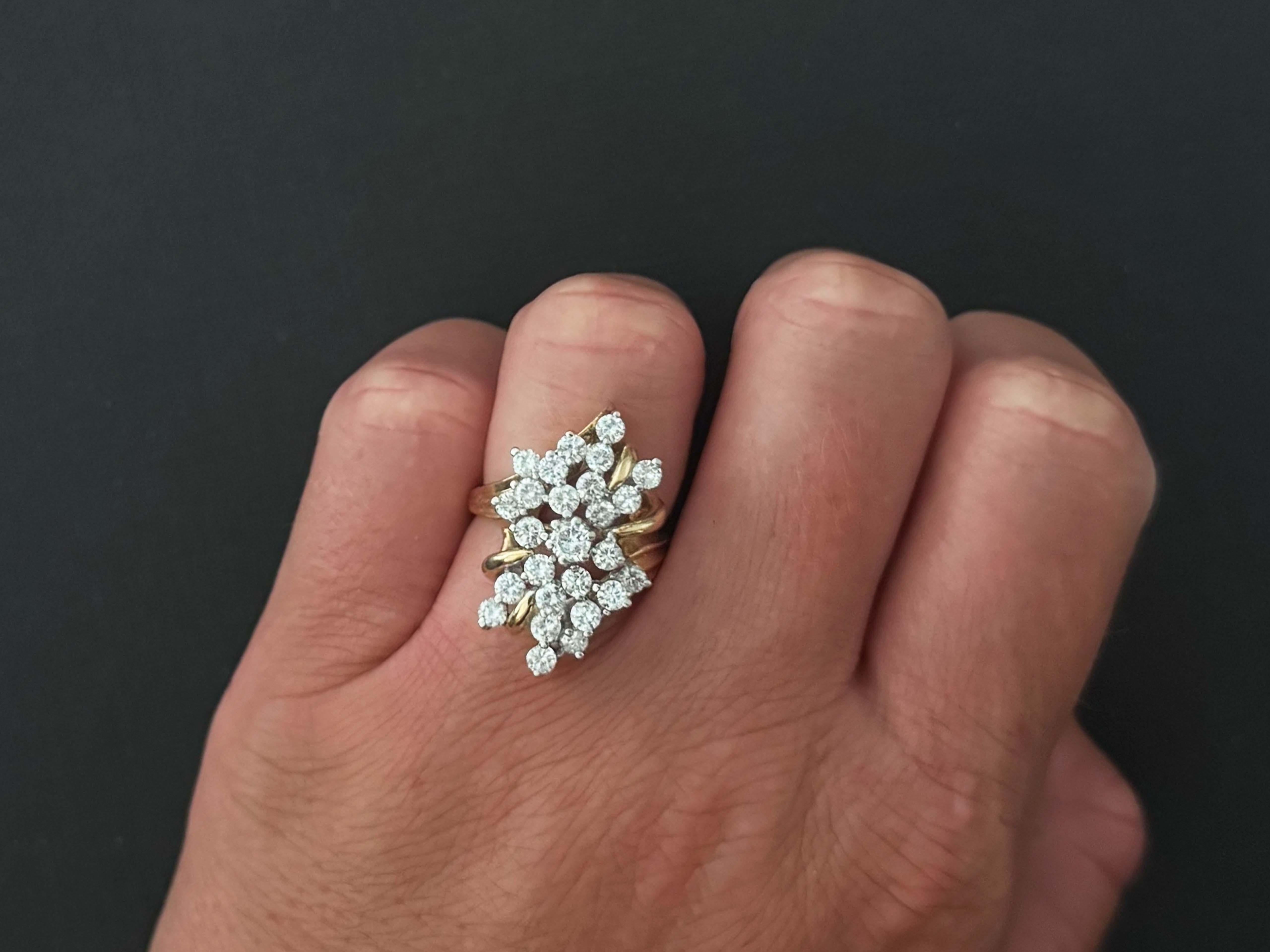 Specifiche dell'articolo:

Metallo: Oro giallo e bianco 14k

Misura dell'anello: 6.5

Peso totale: 7,0  Grammi

Numero di diamanti: 26 tagli a brillante

Peso in carati dei diamanti: ~1,80 carati

Colore del diamante: G

Chiarezza del diamante: