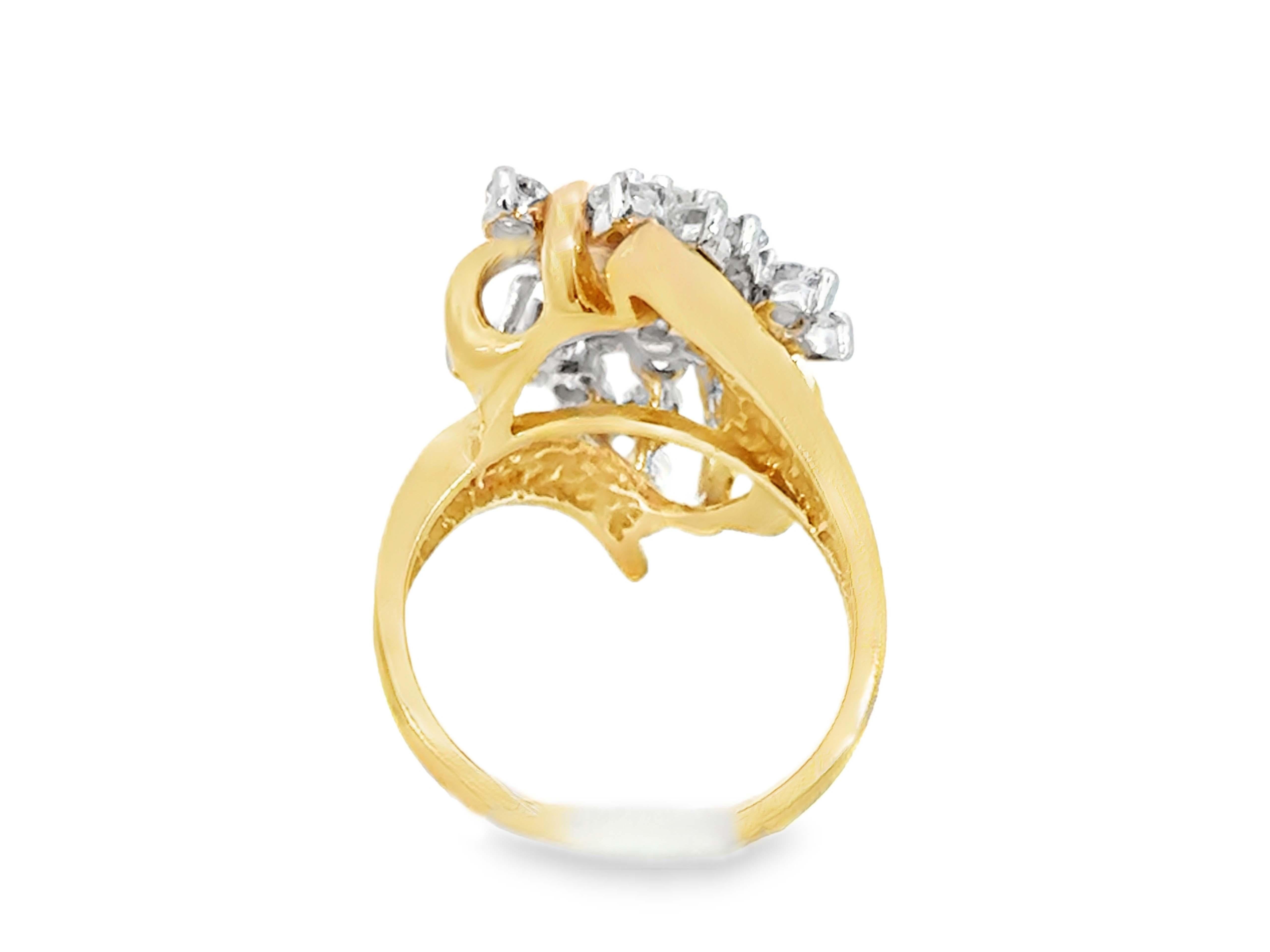 Anello a grappolo con diamanti taglio Brilliante da 1,80 carati in oro giallo 14K in vendita 2