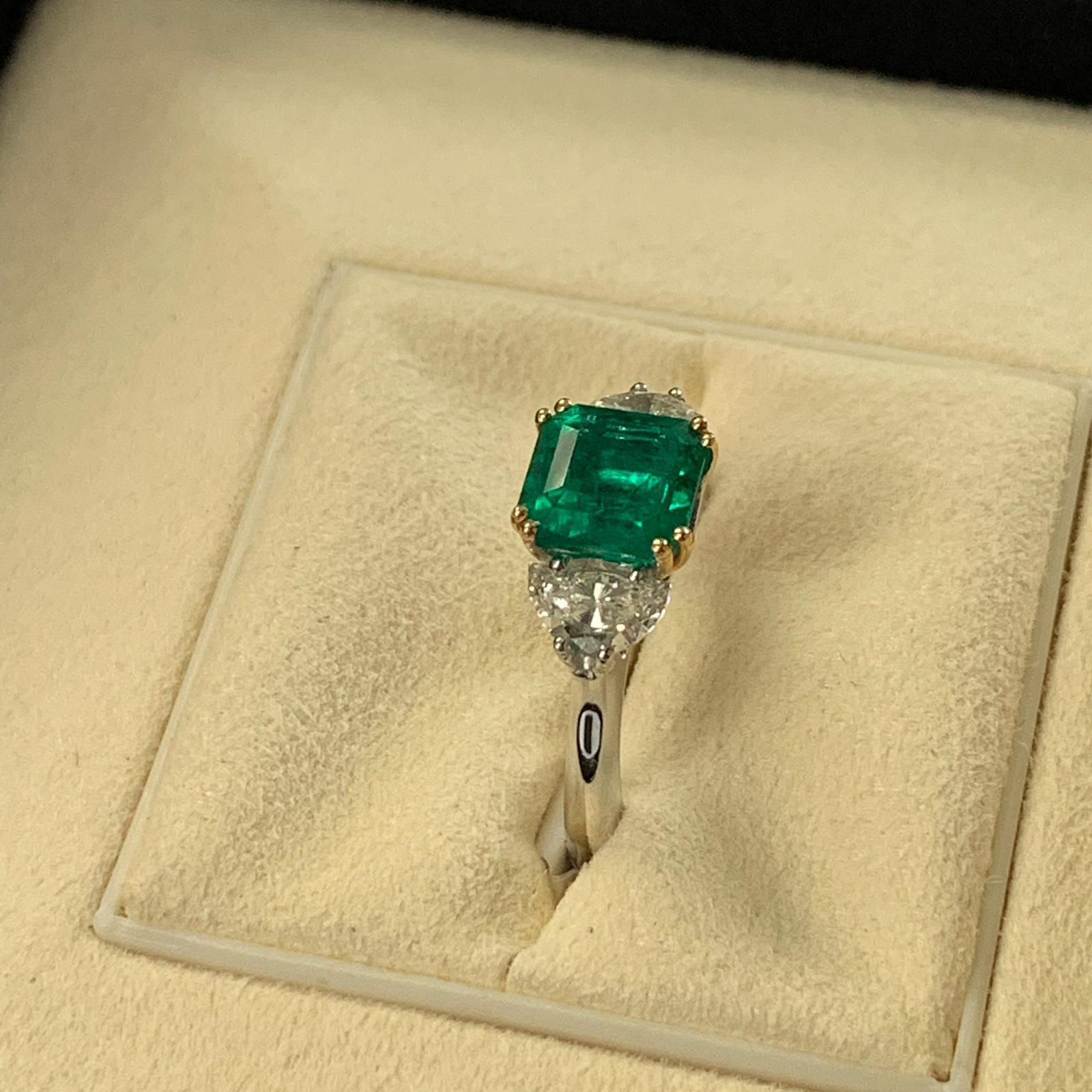 Women's 1.80 Carat Colombian Emerald and Diamond Ring White Gold 18 Karat