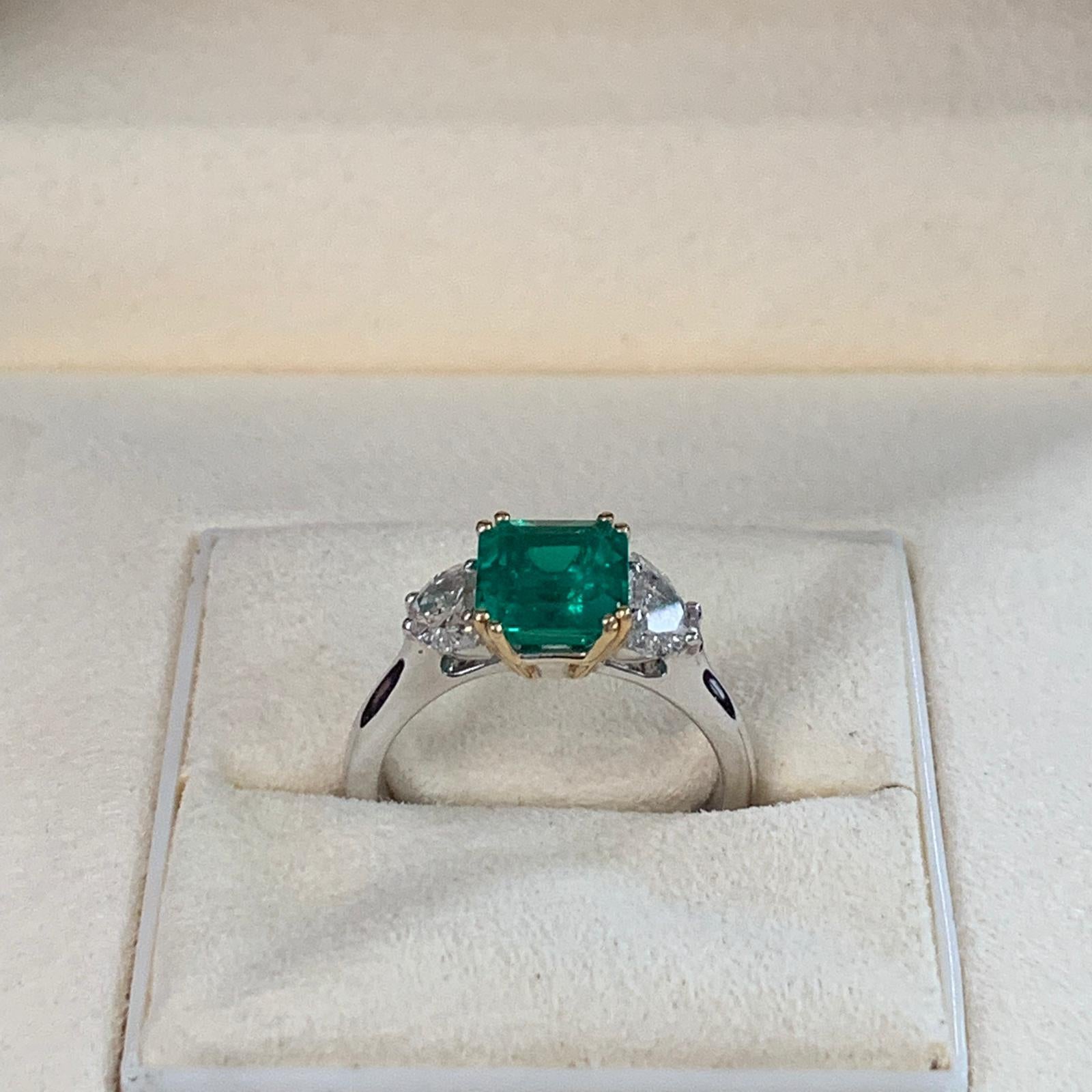 Art Deco 1.80 Carat Colombian Emerald and Diamond Ring White Gold 18 Karat
