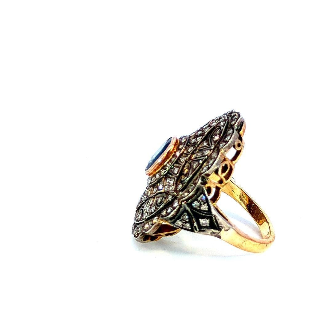 Te presentamos nuestro Anillo Antiguo de Zafiro y Diamantes, una obra maestra atemporal que combina a la perfección el brillo de los diamantes con el encantador encanto de los zafiros azules. Este exquisito anillo antiguo, meticulosamente elaborado