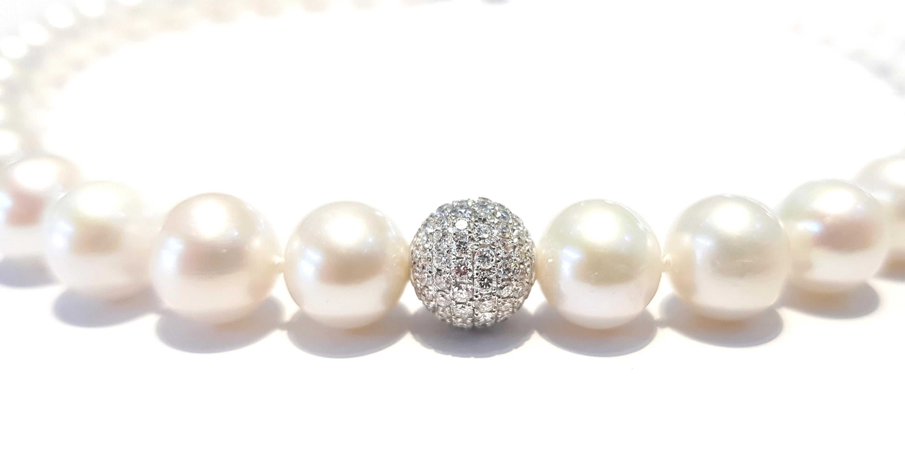 Ein reines und einfaches 16 Zoll Perlenkette in weißem Süßwasser Perlen mit einer zentralen Kugel in runder Farbe G Klarheit VS1 White Brilliant Cut Diamanten gesetzt. Ein moderner Akzent in einem ansonsten traditionellen Look.  Britische Punzierung