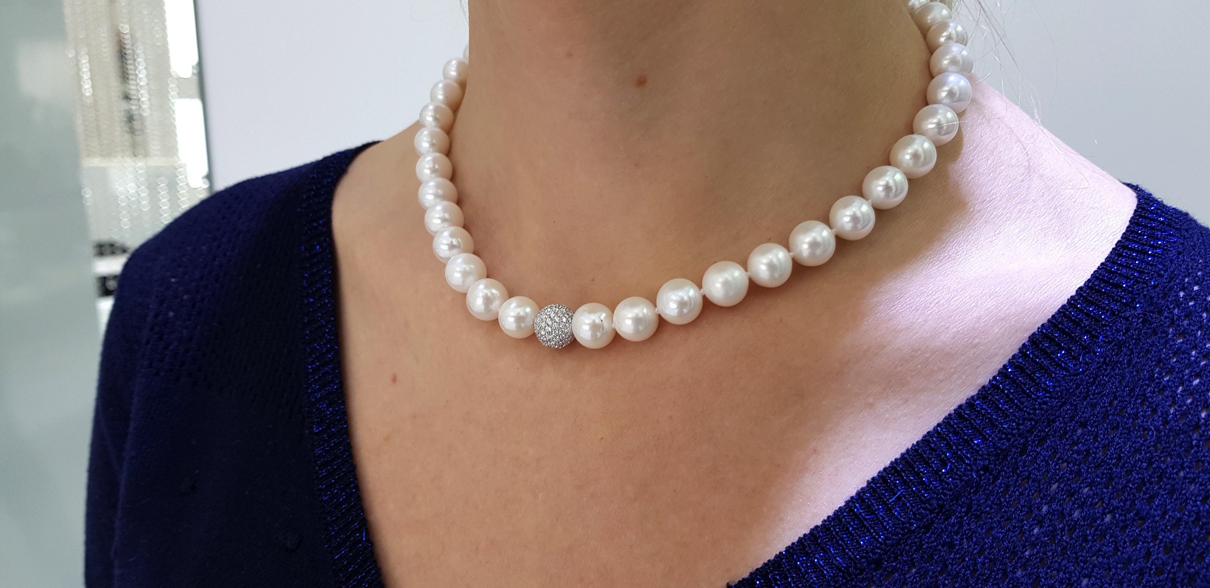 1.80 Carat Diamond Ball 18 Karat White Gold Fresh Water Pearl Bead Necklace In New Condition For Sale In London, GB