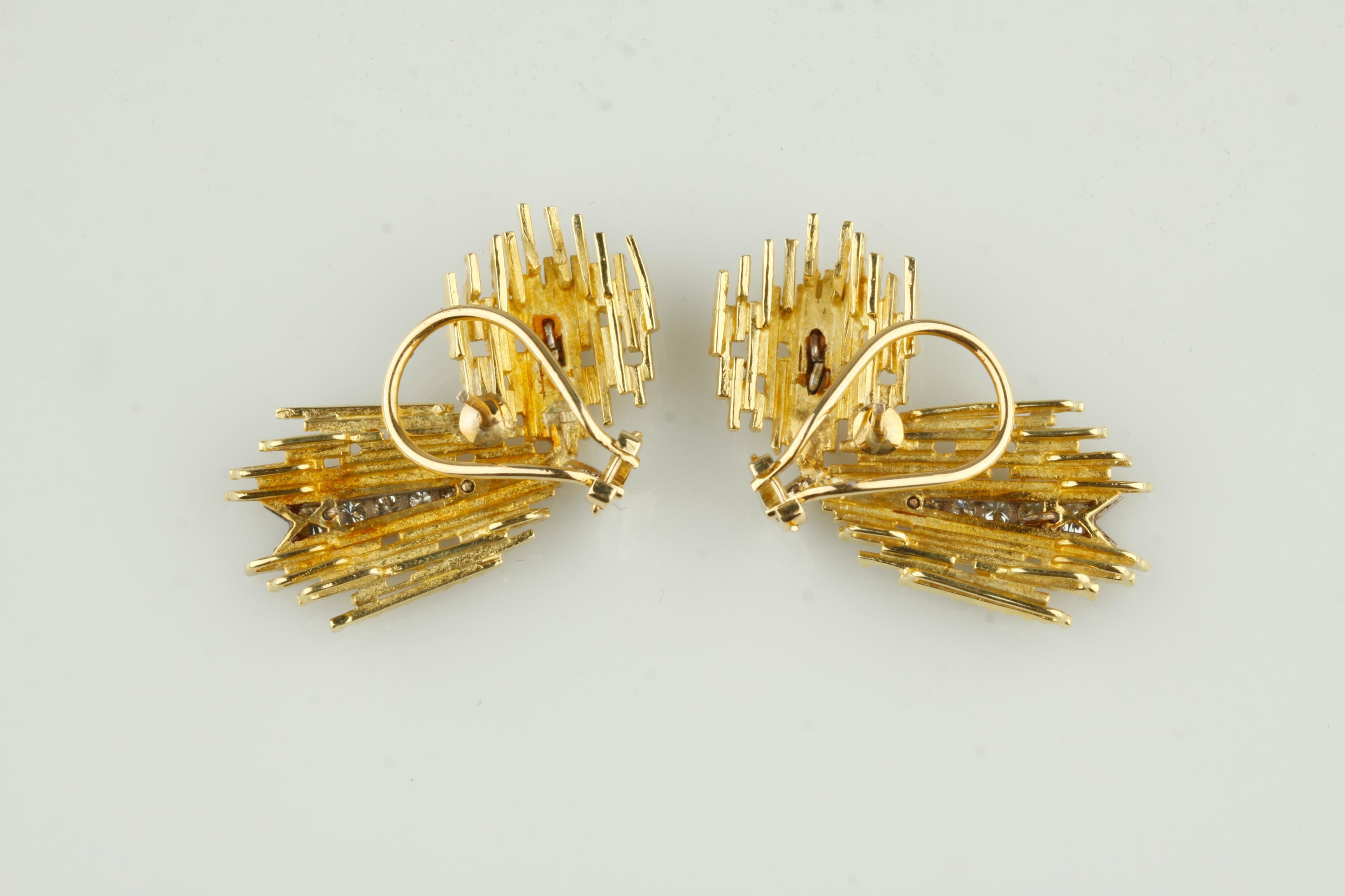 1.80 Carat Diamond Brooch and Earring Set in Yellow Gold and Platinum, 1960s In Good Condition For Sale In Sherman Oaks, CA