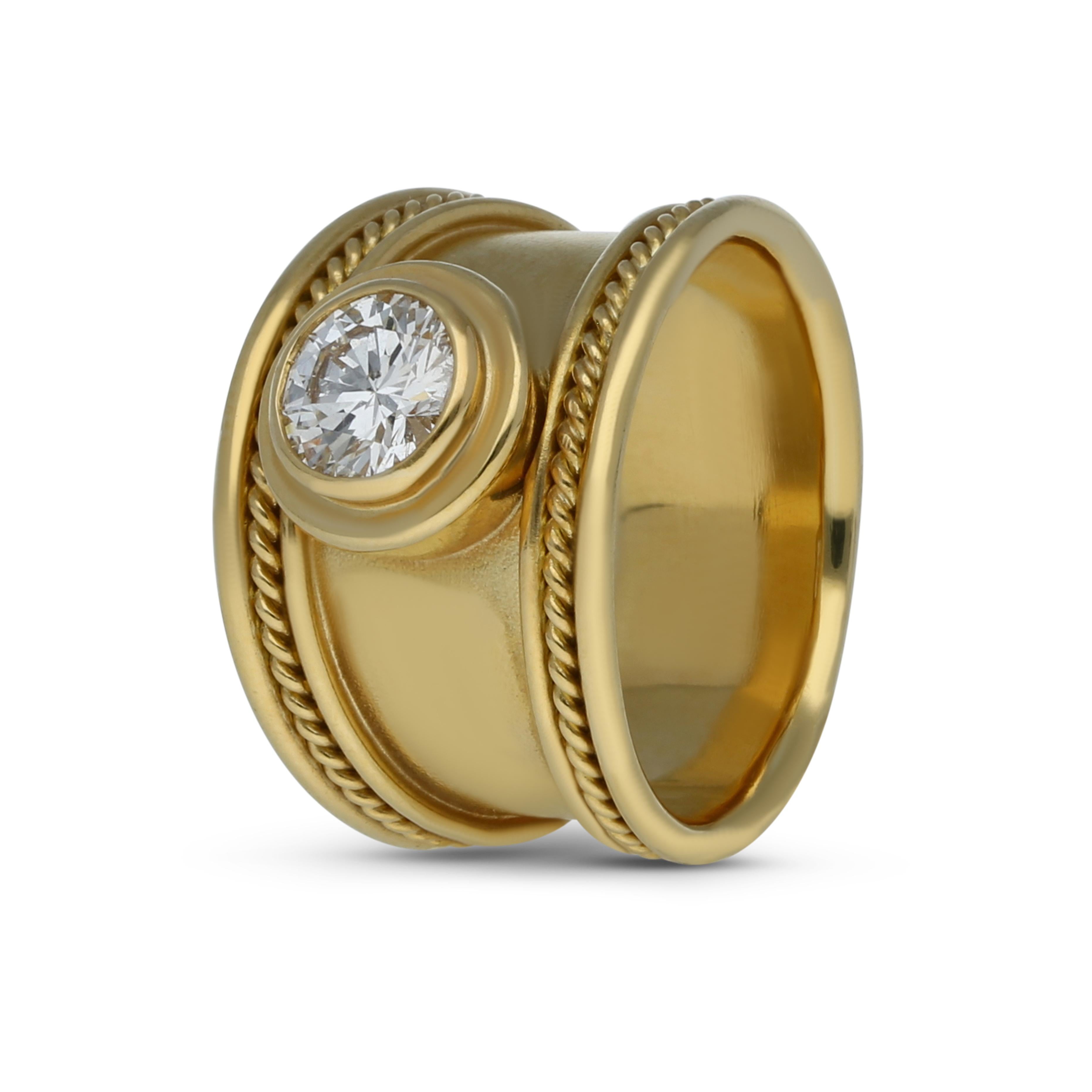 Anello con diamante

Stile: Anello a fascia larga con un design classico-antico, probabilmente ispirato allo stile romano o vintage.

Materiale: Oro giallo 18K con finitura opaca e bordi decorati

Pietra centrale: diamante da 1,8 carati, incastonato